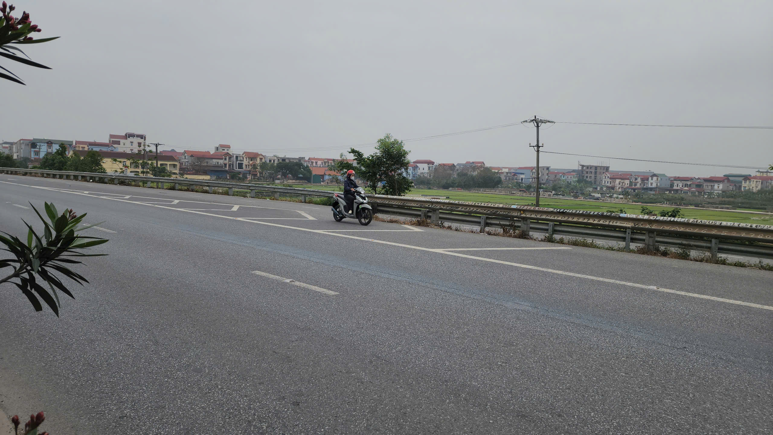 Bắc Ninh: Xe m&aacute;y ngang nhi&ecirc;n đi ngược chiều, quay đầu tr&aacute;i ph&eacute;p tr&ecirc;n QL18- Ảnh 8.