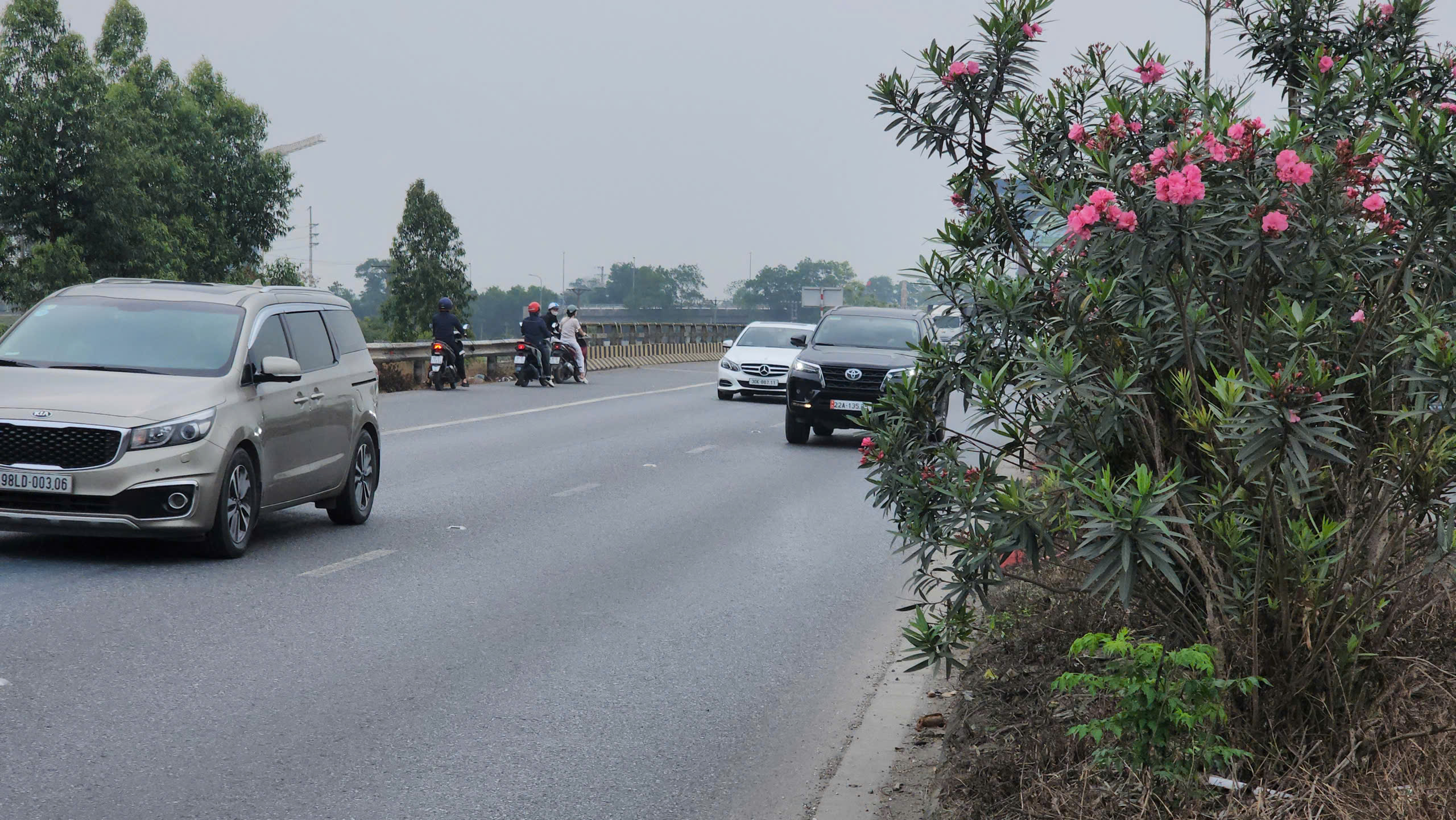 Bắc Ninh: Xe m&aacute;y ngang nhi&ecirc;n đi ngược chiều, quay đầu tr&aacute;i ph&eacute;p tr&ecirc;n QL18- Ảnh 9.