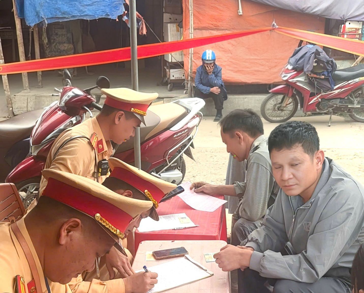 Ninh B&igrave;nh tăng cường tuần tra, xử l&yacute; vi phạm tại c&aacute;c điểm giao cắt đường sắt- Ảnh 1.