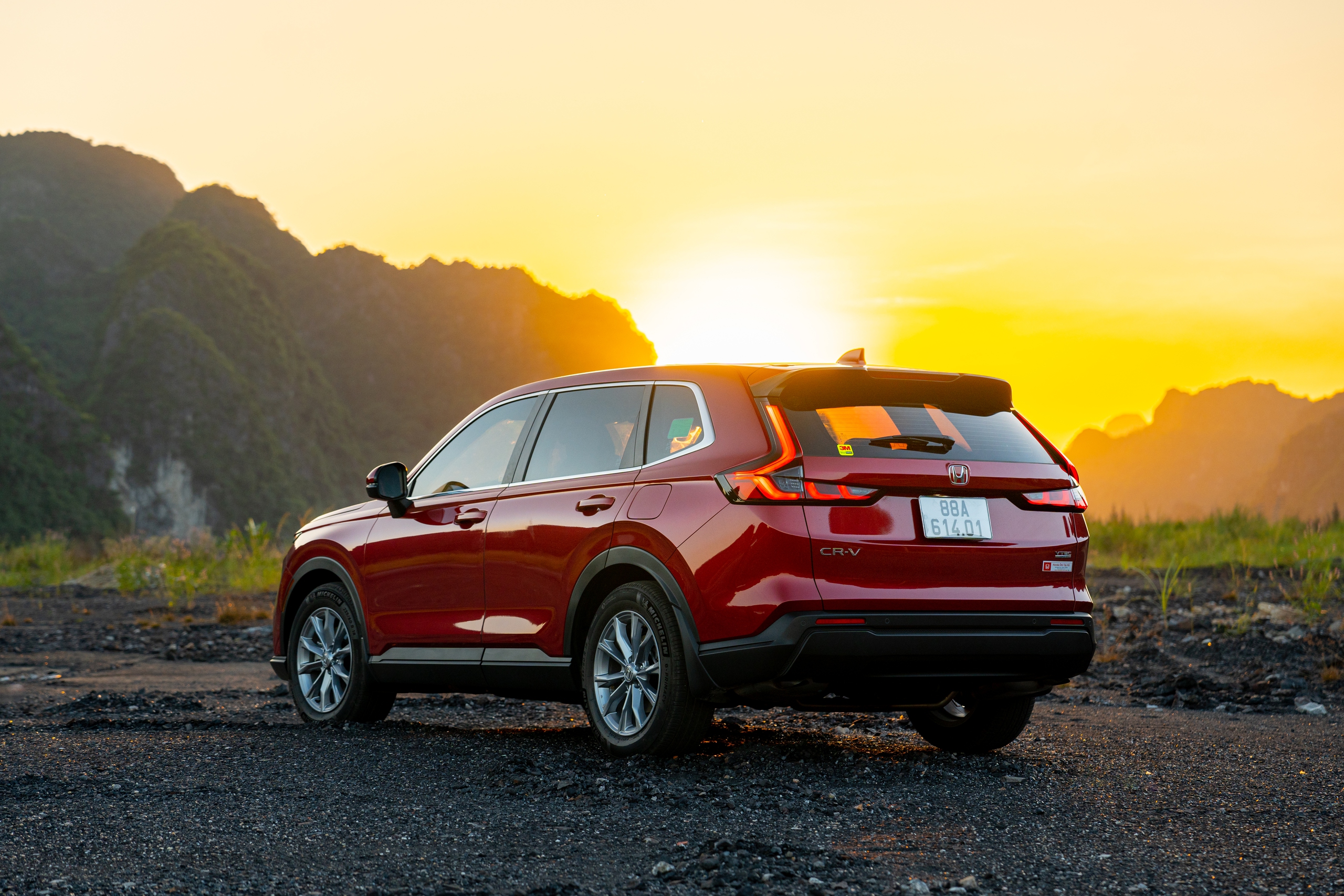 Honda CR-V mới ra mắt, giá từ 1,039 tỷ đồng- Ảnh 1.