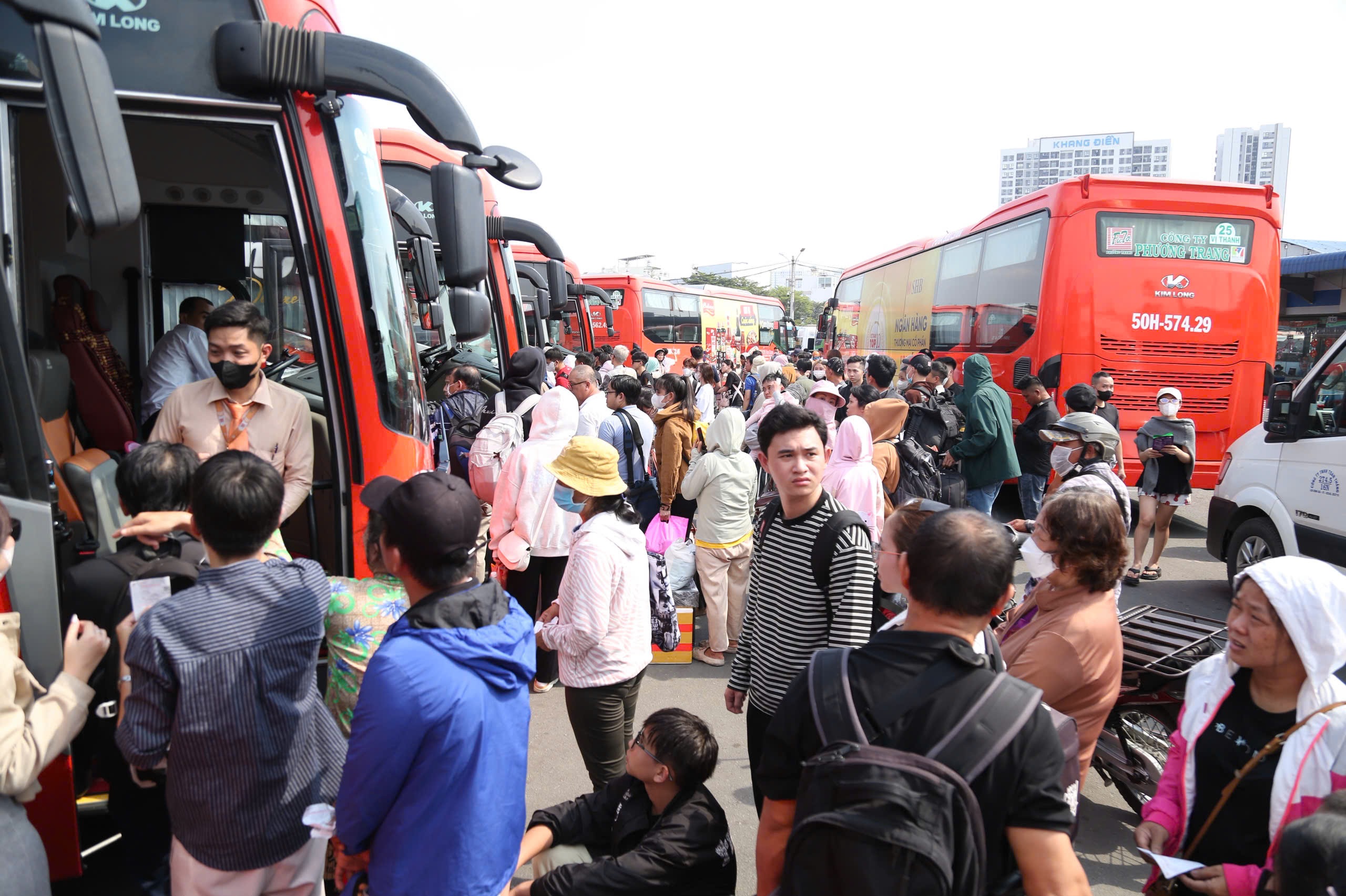 &Aacute;p lực gi&aacute; xăng dầu th&uacute;c đẩy cuộc đua &ldquo;xanh h&oacute;a&rdquo; vận tải- Ảnh 1.