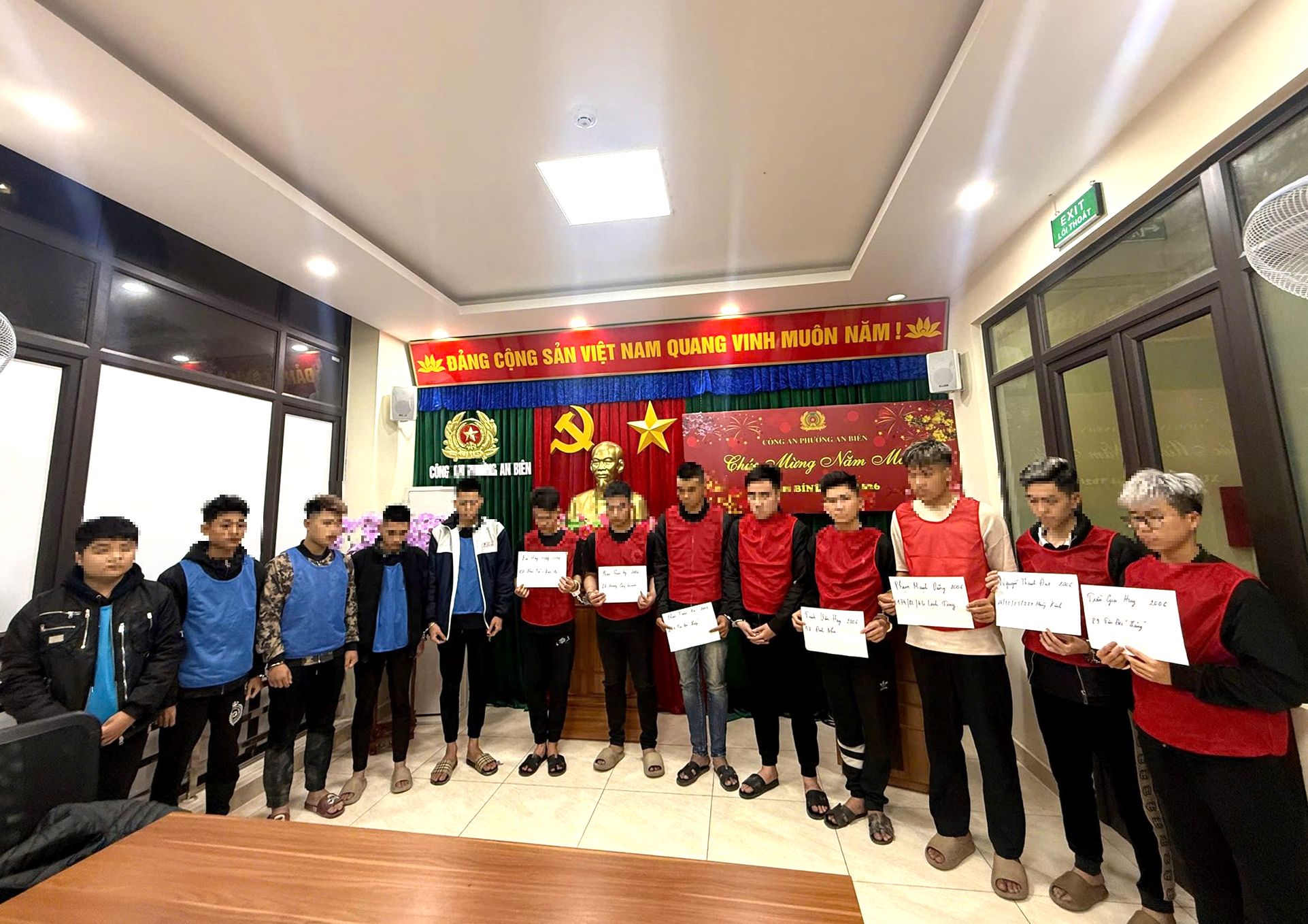 Tạm giữ hình sự 12 thanh thiếu niên đuổi đánh nhau trên đường ở Hải Phòng- Ảnh 1. Tạm giữ hình sự 12 thanh thiếu niên đuổi đánh nhau trên đường ở Hải Phòng- Ảnh 1.