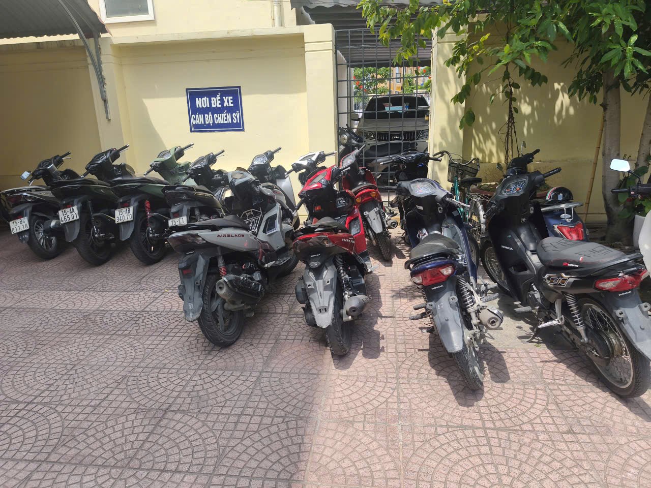 Tạm giữ hình sự 12 thanh thiếu niên đuổi đánh nhau trên đường ở Hải Phòng- Ảnh 2. Tạm giữ hình sự 12 thanh thiếu niên đuổi đánh nhau trên đường ở Hải Phòng- Ảnh 2.