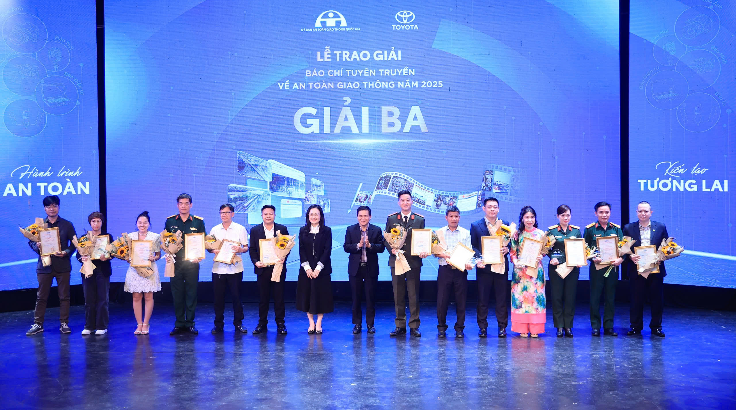 B&aacute;o X&acirc;y dựng đoạt nhiều giải thưởng về tuy&ecirc;n truyền An to&agrave;n giao th&ocirc;ng- Ảnh 5.