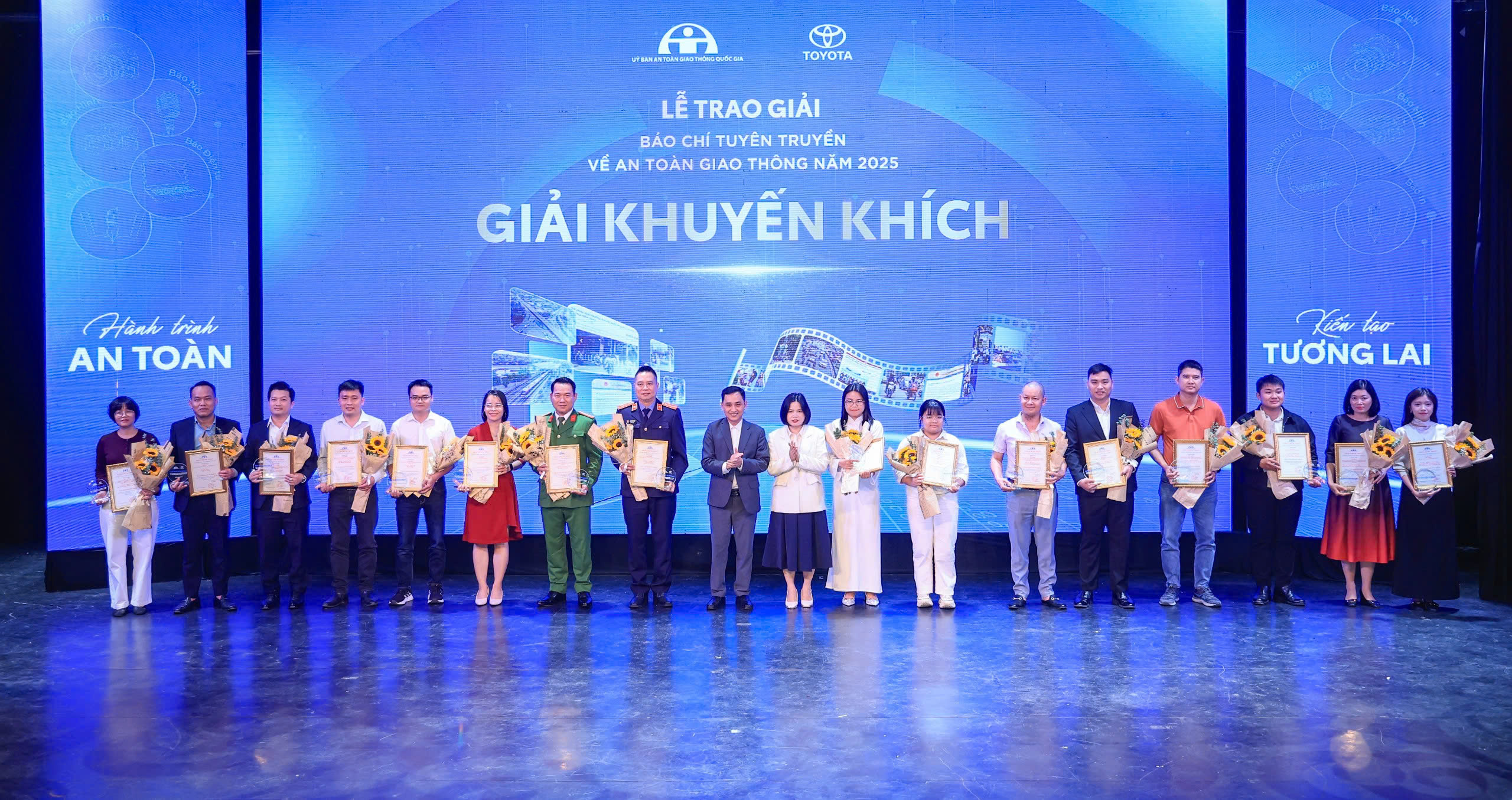 B&aacute;o X&acirc;y dựng đoạt nhiều giải thưởng về tuy&ecirc;n truyền An to&agrave;n giao th&ocirc;ng- Ảnh 6.