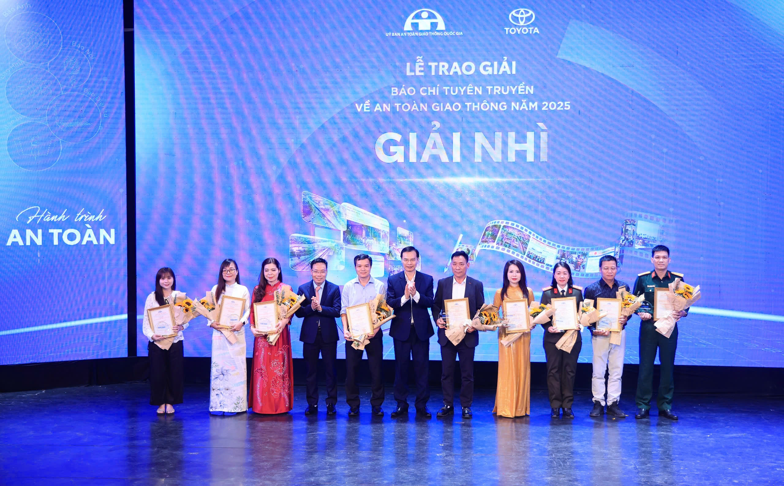 B&aacute;o X&acirc;y dựng đoạt nhiều giải thưởng về tuy&ecirc;n truyền An to&agrave;n giao th&ocirc;ng- Ảnh 4.