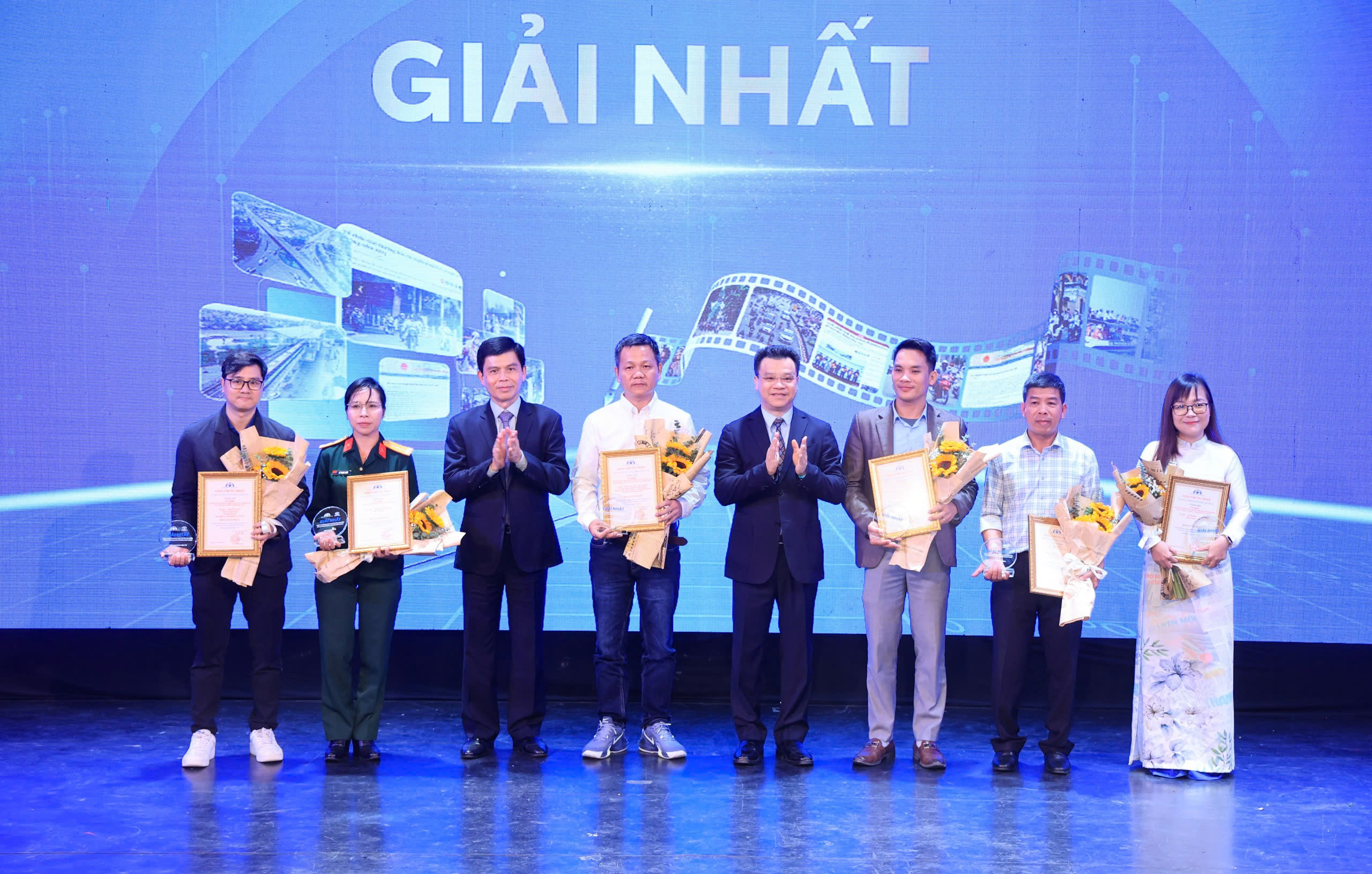 B&aacute;o X&acirc;y dựng đoạt nhiều giải thưởng về tuy&ecirc;n truyền An to&agrave;n giao th&ocirc;ng- Ảnh 1.