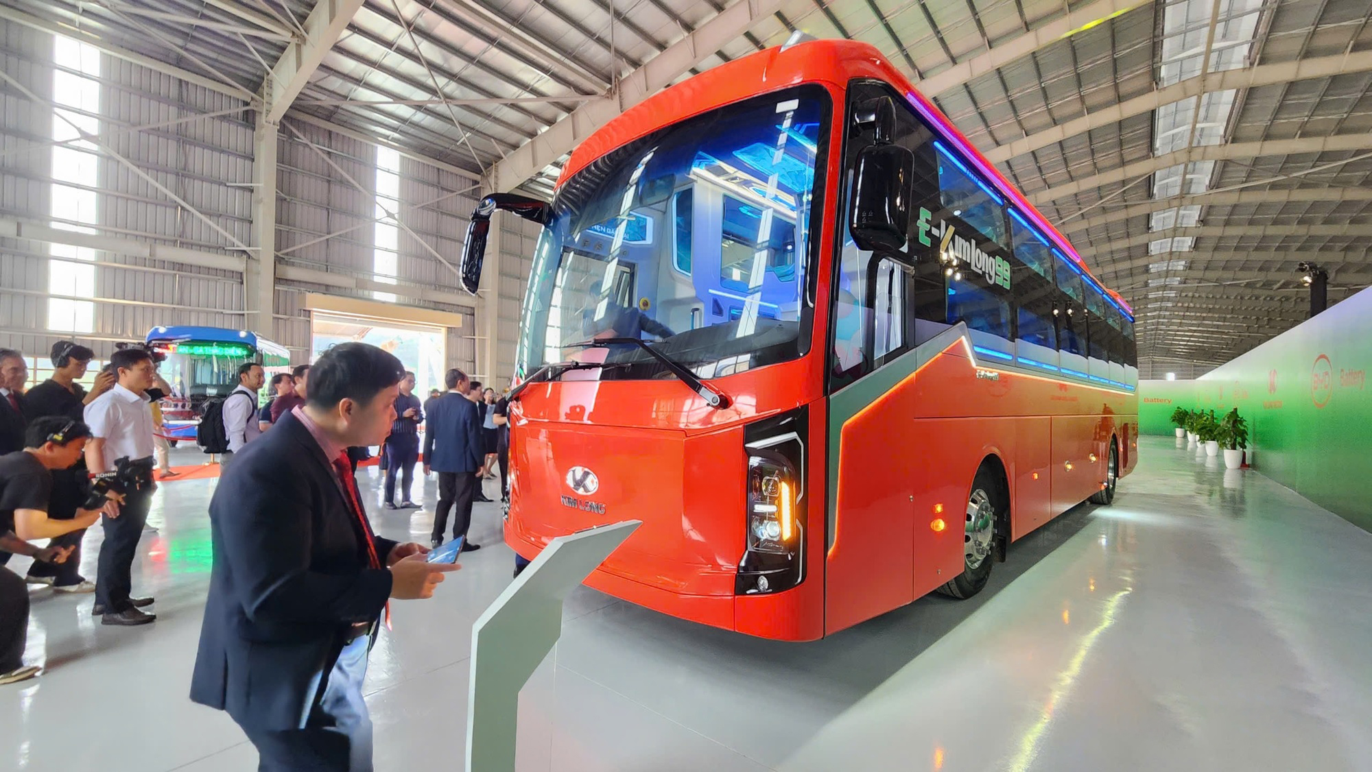 &Aacute;p lực gi&aacute; xăng dầu th&uacute;c đẩy cuộc đua &ldquo;xanh h&oacute;a&rdquo; vận tải- Ảnh 2.