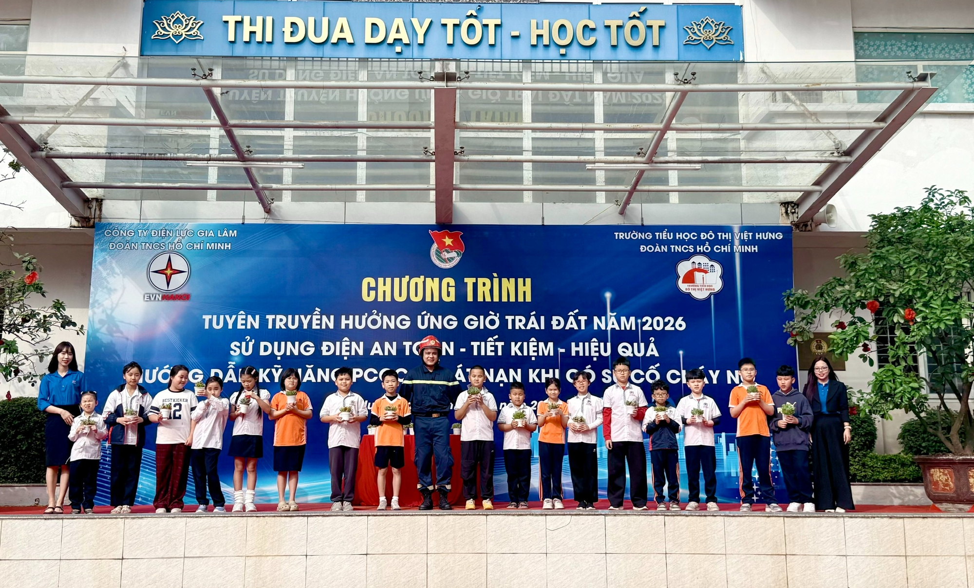 Hơn 1.100 học sinh Hà Nội được hướng dẫn kỹ năng phòng cháy, thoát nạn- Ảnh 2. Hơn 1.100 học sinh Hà Nội được hướng dẫn kỹ năng phòng cháy, thoát nạn- Ảnh 2.