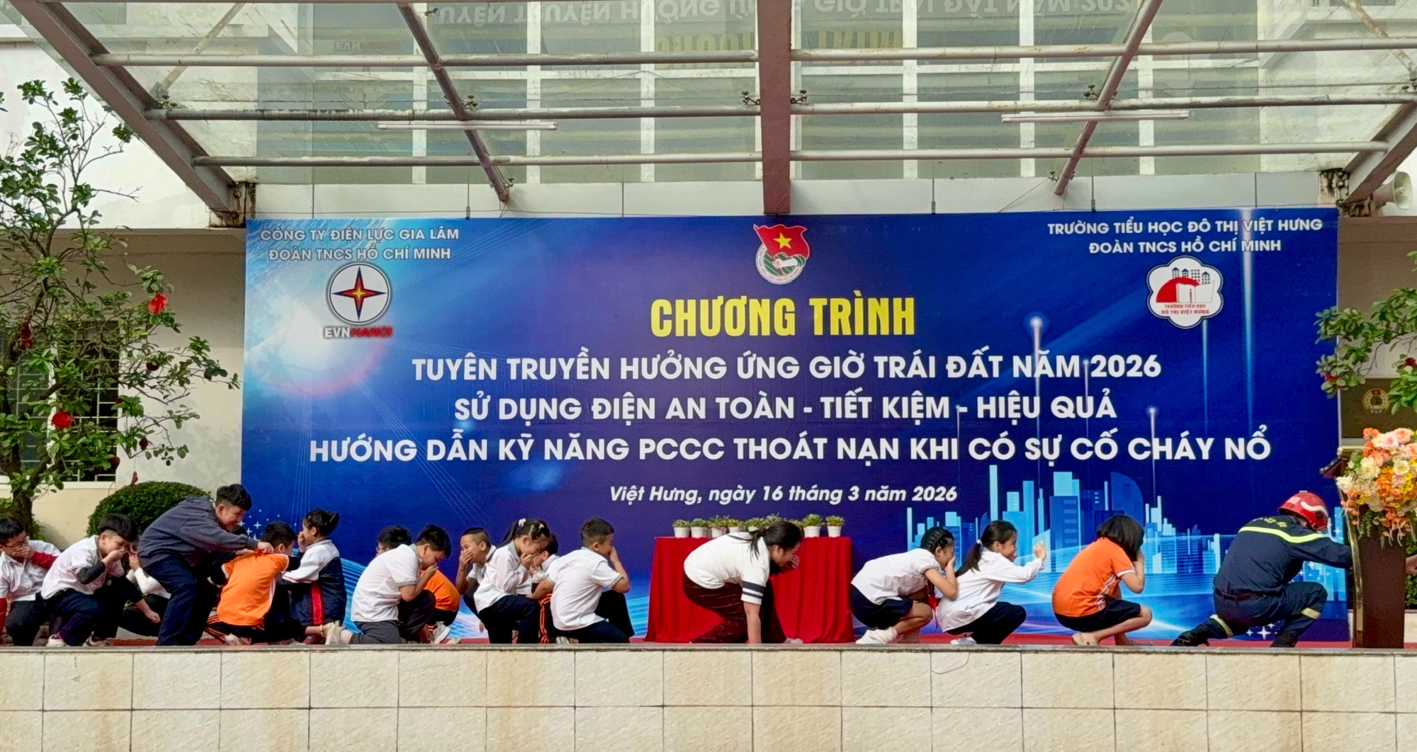 Hơn 1.100 học sinh Hà Nội được hướng dẫn kỹ năng phòng cháy, thoát nạn- Ảnh 1. Hơn 1.100 học sinh Hà Nội được hướng dẫn kỹ năng phòng cháy, thoát nạn- Ảnh 1.