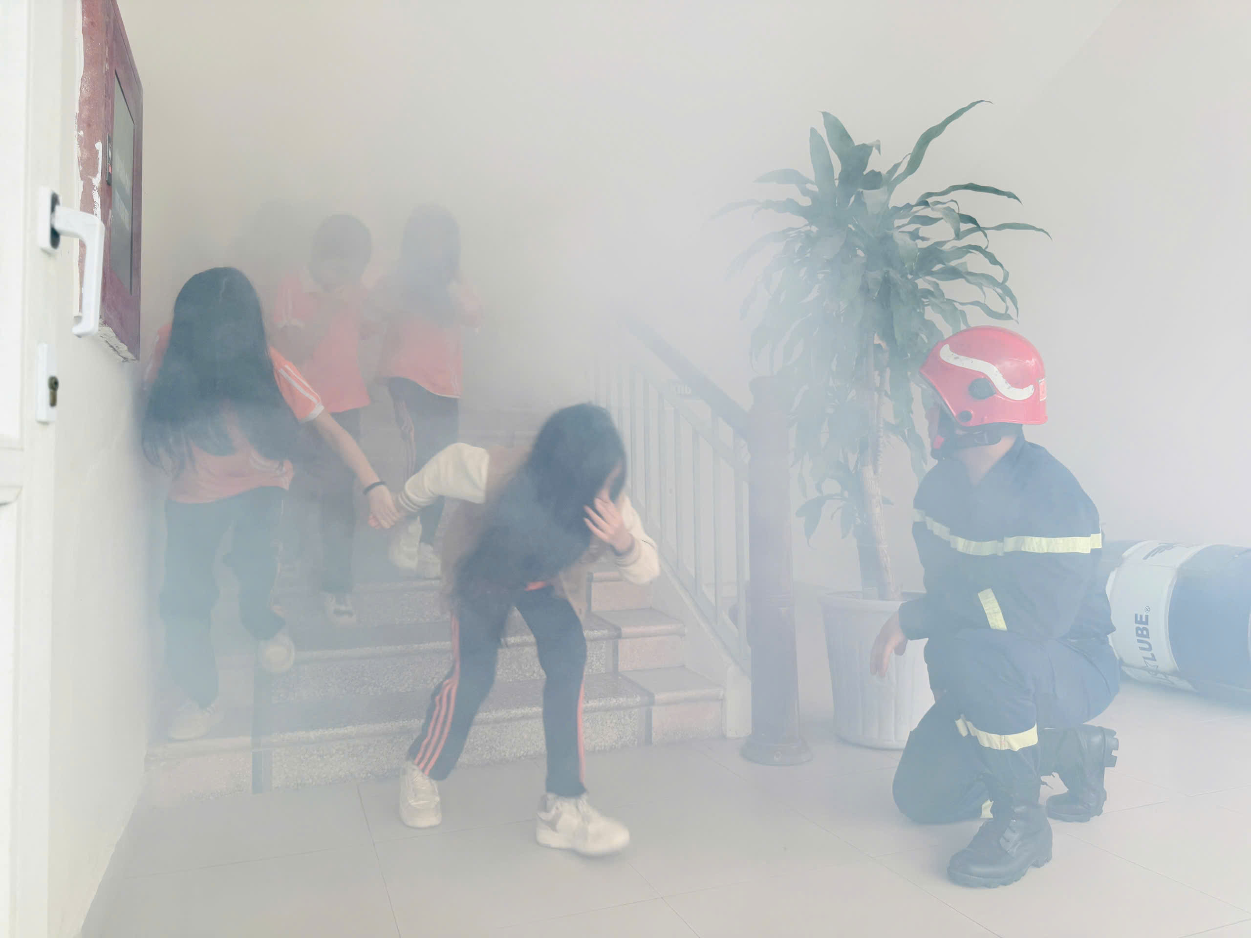 Hơn 1.100 học sinh Hà Nội được hướng dẫn kỹ năng phòng cháy, thoát nạn- Ảnh 5. Hơn 1.100 học sinh Hà Nội được hướng dẫn kỹ năng phòng cháy, thoát nạn- Ảnh 5.