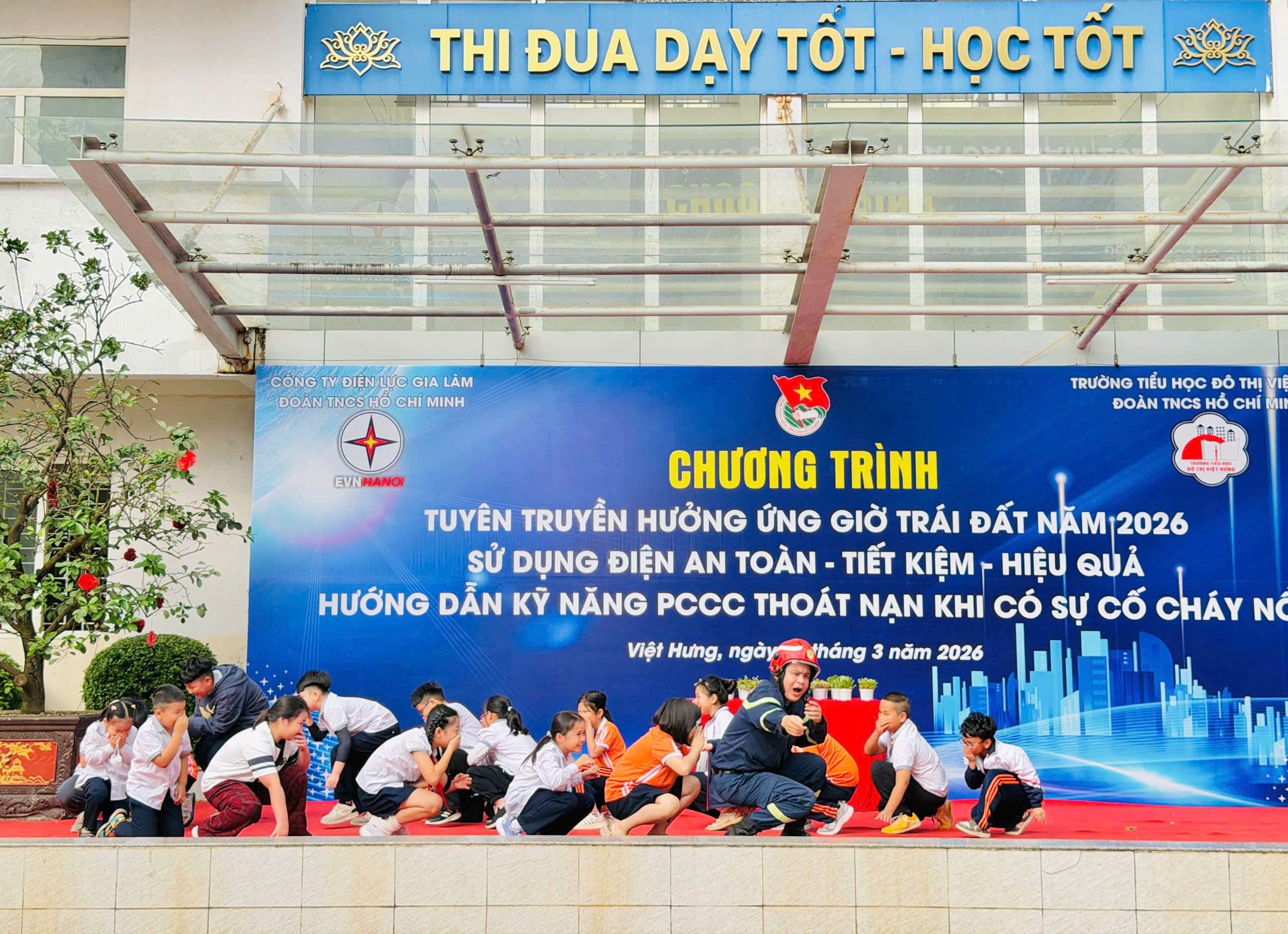 Hơn 1.100 học sinh Hà Nội được hướng dẫn kỹ năng phòng cháy, thoát nạn- Ảnh 6. Hơn 1.100 học sinh Hà Nội được hướng dẫn kỹ năng phòng cháy, thoát nạn- Ảnh 6.