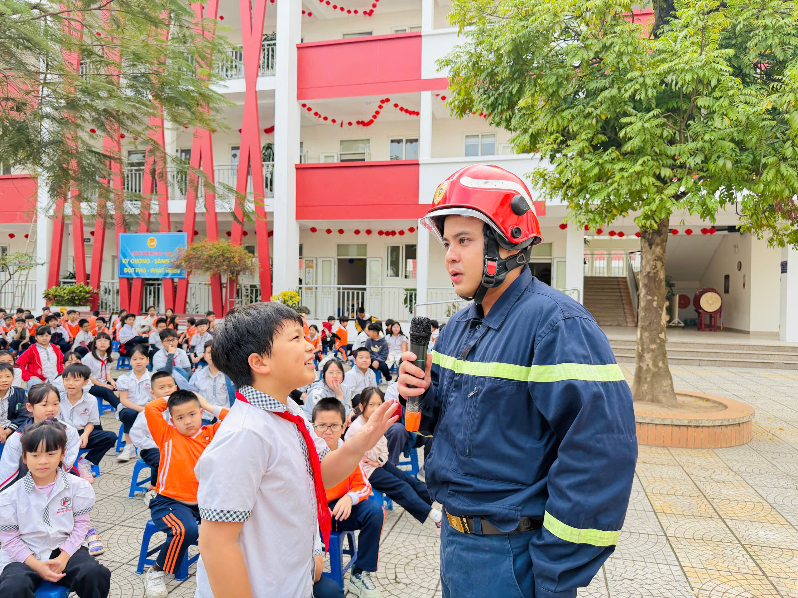 Hơn 1.100 học sinh Hà Nội được hướng dẫn kỹ năng phòng cháy, thoát nạn- Ảnh 4. Hơn 1.100 học sinh Hà Nội được hướng dẫn kỹ năng phòng cháy, thoát nạn- Ảnh 4.