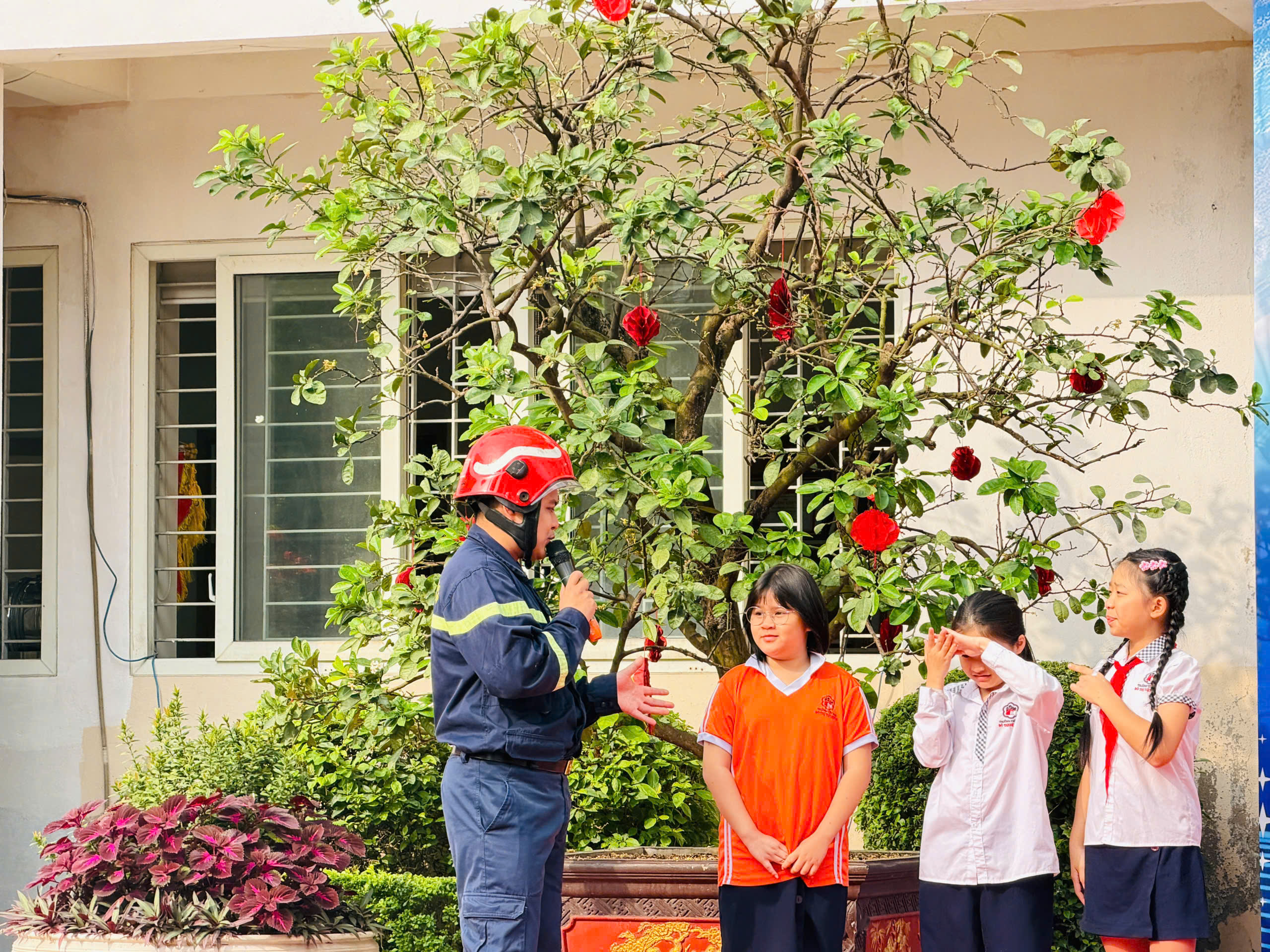 Hơn 1.100 học sinh Hà Nội được hướng dẫn kỹ năng phòng cháy, thoát nạn- Ảnh 7. Hơn 1.100 học sinh Hà Nội được hướng dẫn kỹ năng phòng cháy, thoát nạn- Ảnh 7.