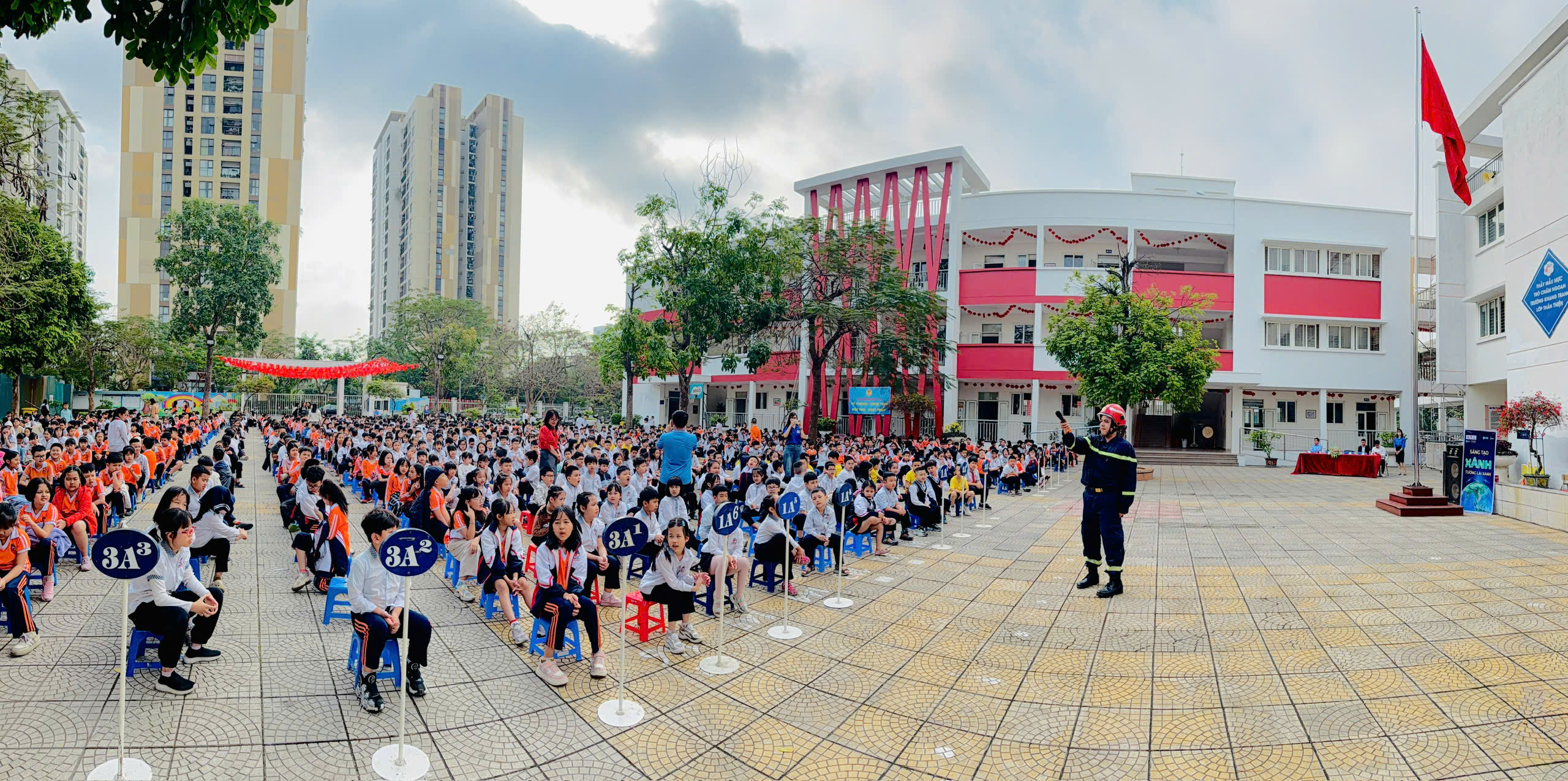 Hơn 1.100 học sinh Hà Nội được hướng dẫn kỹ năng phòng cháy, thoát nạn- Ảnh 3. Hơn 1.100 học sinh Hà Nội được hướng dẫn kỹ năng phòng cháy, thoát nạn- Ảnh 3.