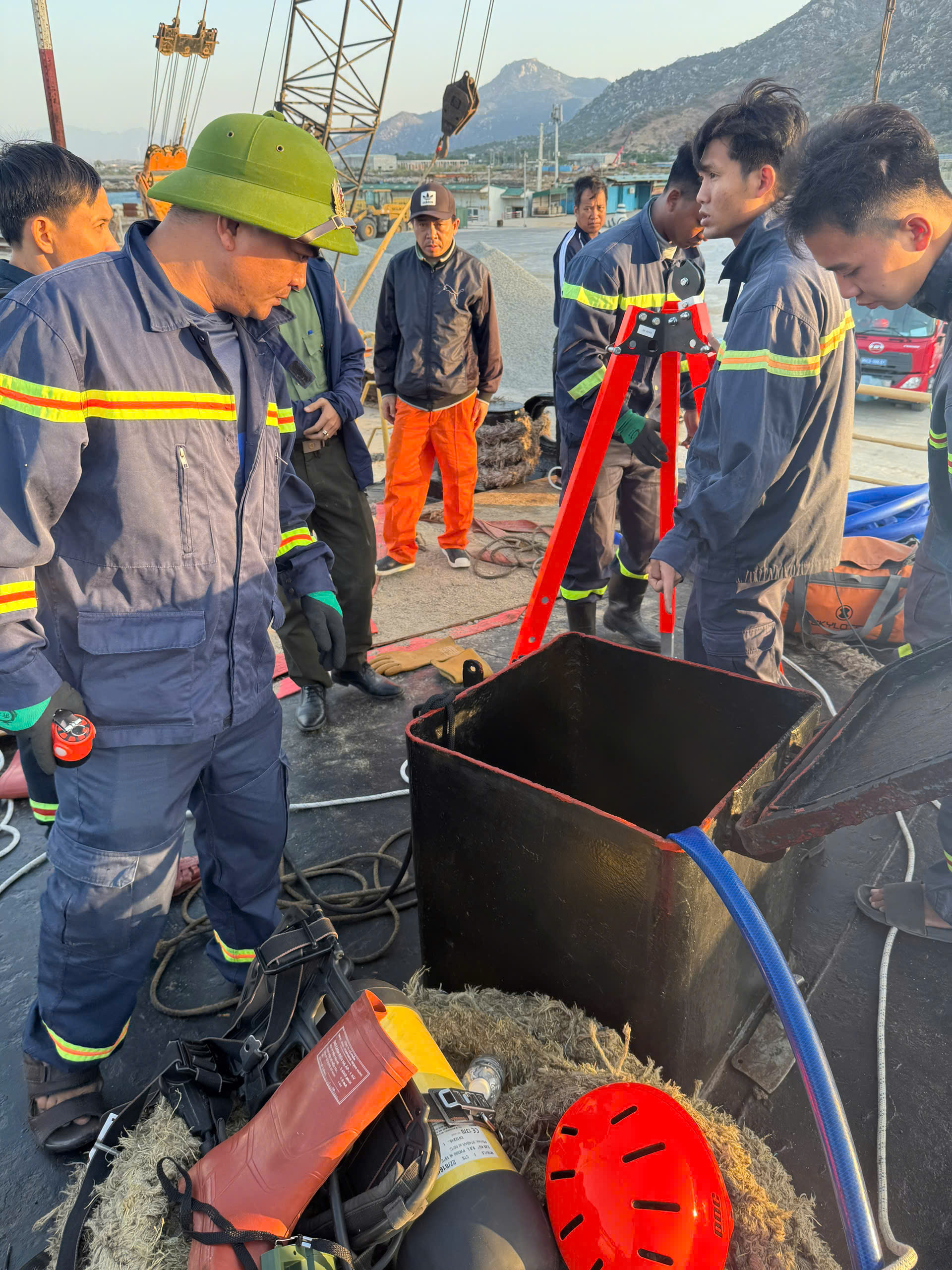 Khánh Hòa: Mắc kẹt trong hầm tàu hàng, 5 người thương vong- Ảnh 1. Khánh Hòa: Mắc kẹt trong hầm tàu hàng, 5 người thương vong- Ảnh 1.