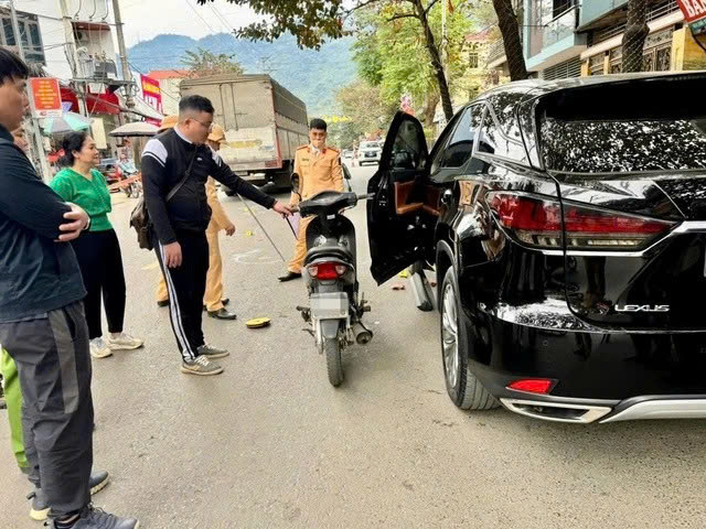 Mở cửa xe thiếu quan sát nguy hiểm thế nào?- Ảnh 1.