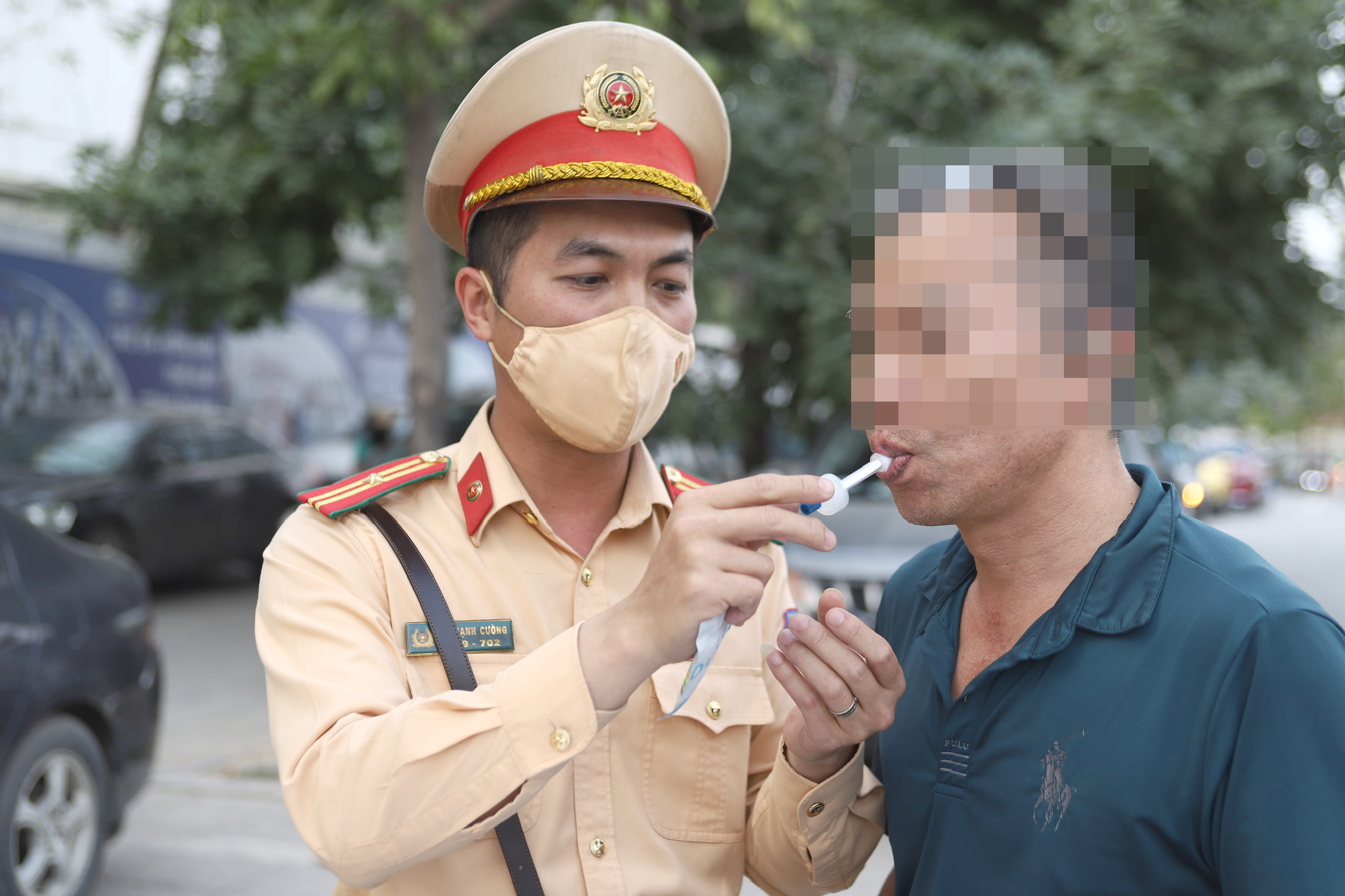 Cảnh s&aacute;t H&agrave; Nội test ma t&uacute;y v&agrave; nồng độ cồn t&agrave;i xế, siết chặt an to&agrave;n xe đưa đ&oacute;n học sinh- Ảnh 2.