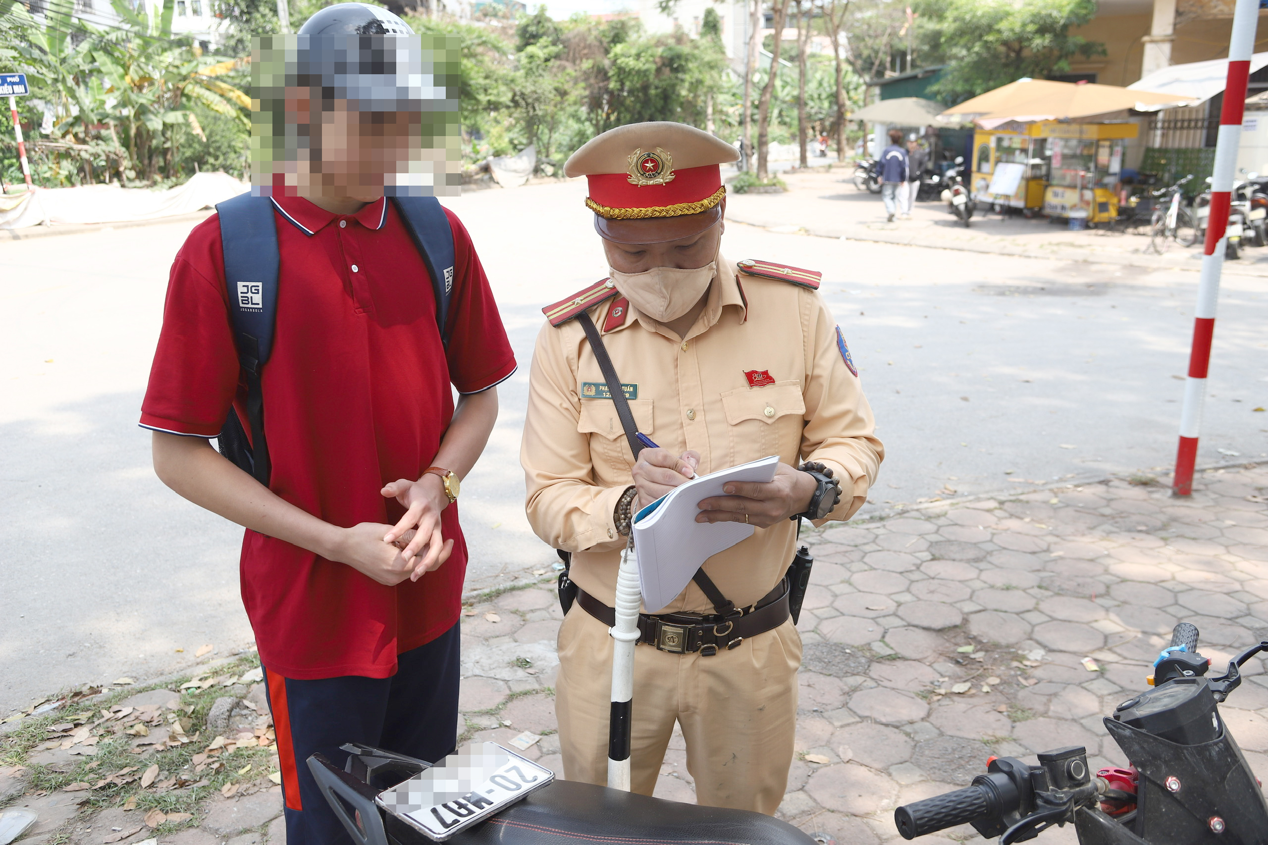 Cảnh s&aacute;t H&agrave; Nội test ma t&uacute;y v&agrave; nồng độ cồn t&agrave;i xế, siết chặt an to&agrave;n xe đưa đ&oacute;n học sinh- Ảnh 9.