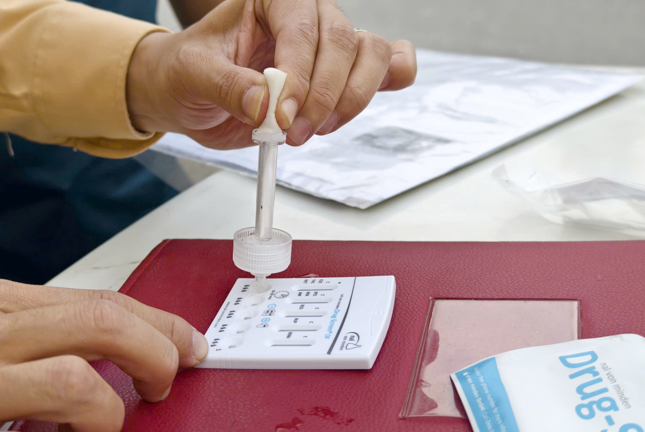 Cảnh s&aacute;t H&agrave; Nội test ma t&uacute;y v&agrave; nồng độ cồn t&agrave;i xế, siết chặt an to&agrave;n xe đưa đ&oacute;n học sinh- Ảnh 3.