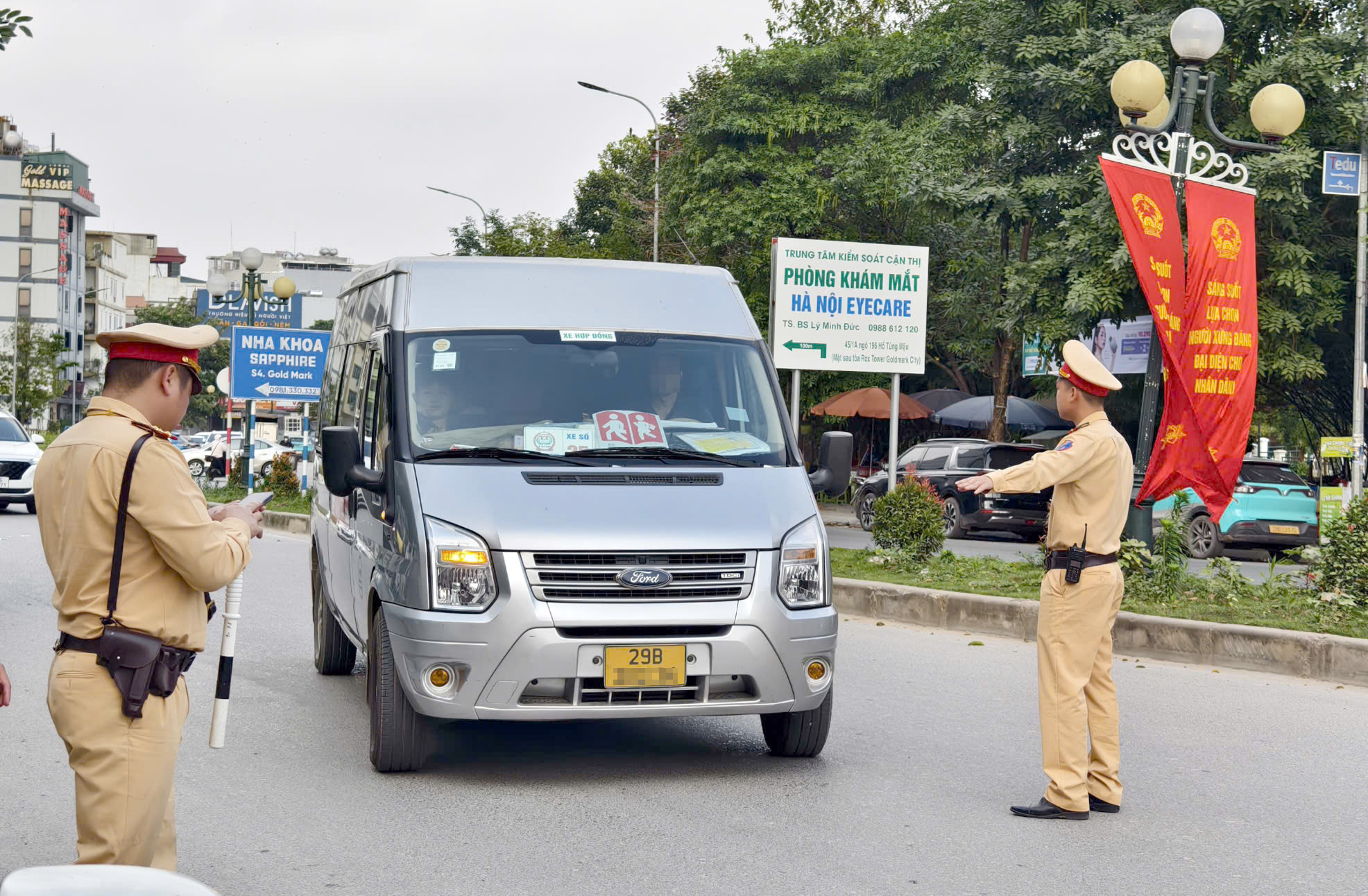 Cảnh s&aacute;t H&agrave; Nội test ma t&uacute;y v&agrave; nồng độ cồn t&agrave;i xế, siết chặt an to&agrave;n xe đưa đ&oacute;n học sinh- Ảnh 1.