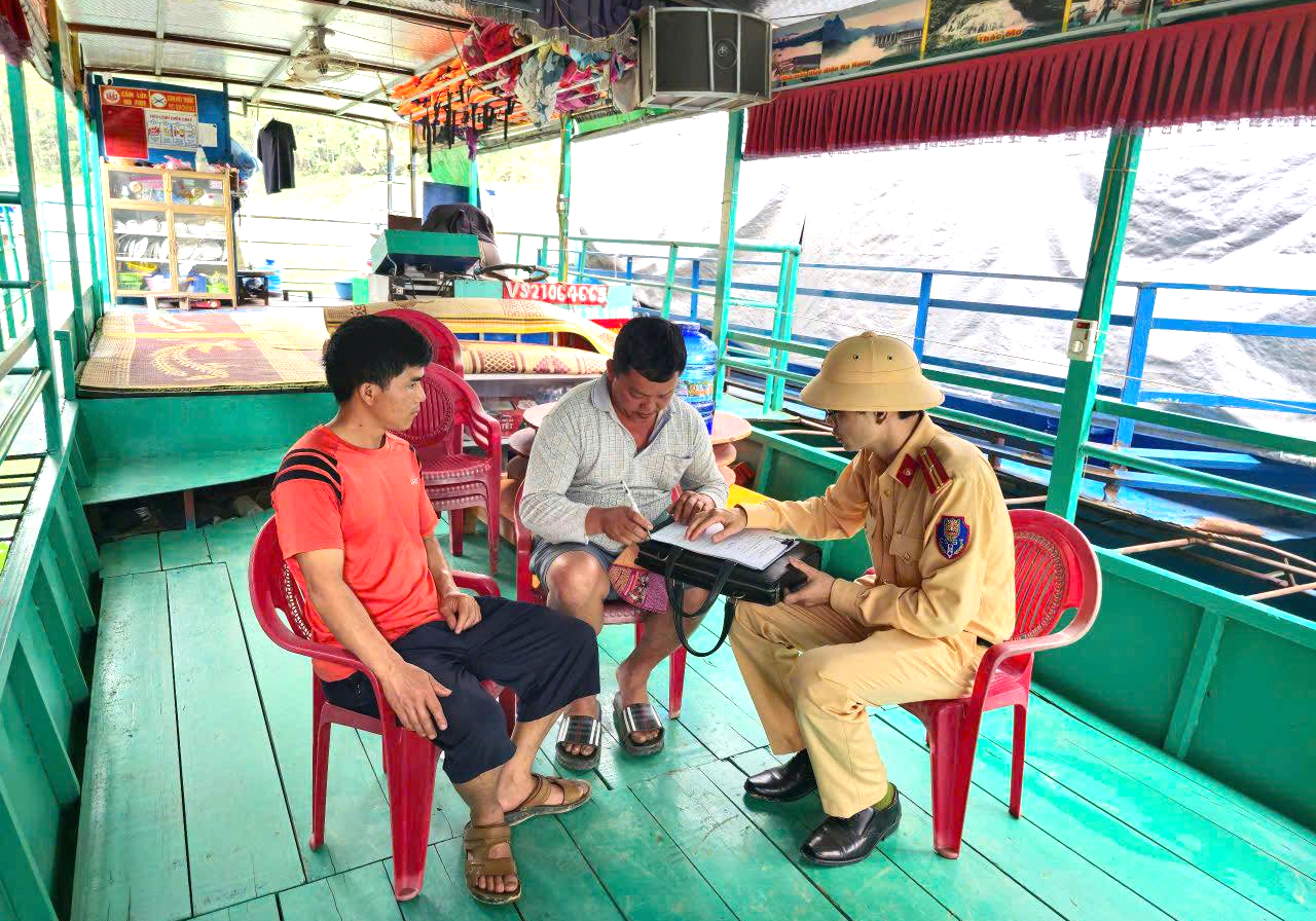 Tuy&ecirc;n Quang: Kiểm so&aacute;t chặt bến b&atilde;i v&agrave; tuyến du lịch đường thủy trước cao điểm mưa lũ- Ảnh 3.