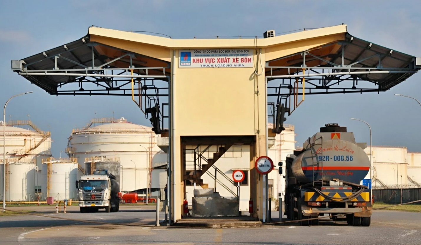 NMLD Dung Quất, Nghi Sơn tăng c&ocirc;ng suất để nguồn cung xăng dầu kh&ocirc;ng gi&aacute;n đoạn- Ảnh 1.