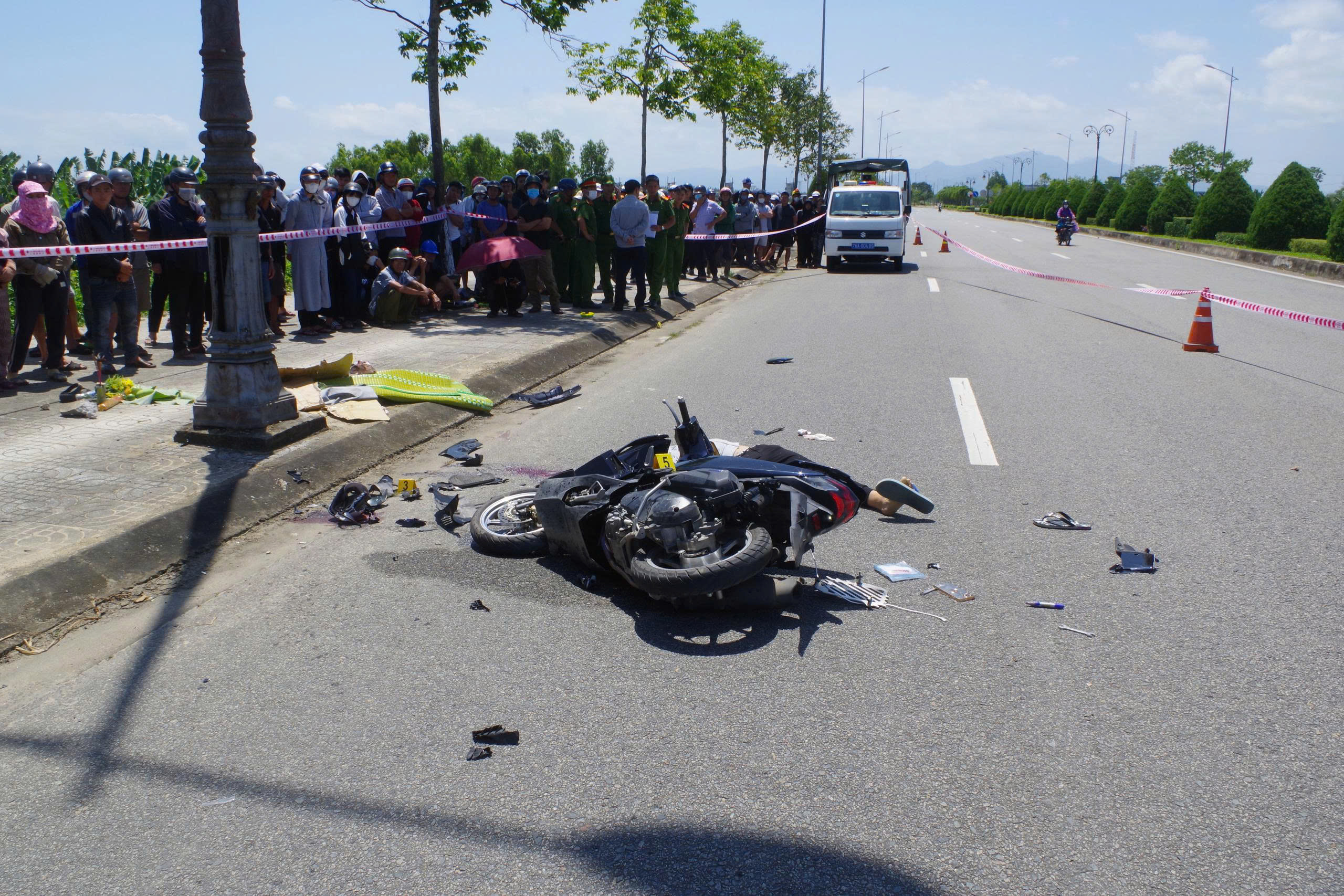 Xe m&aacute;y mất l&aacute;i t&ocirc;ng cột điện, hai thanh ni&ecirc;n tử vong- Ảnh 1.