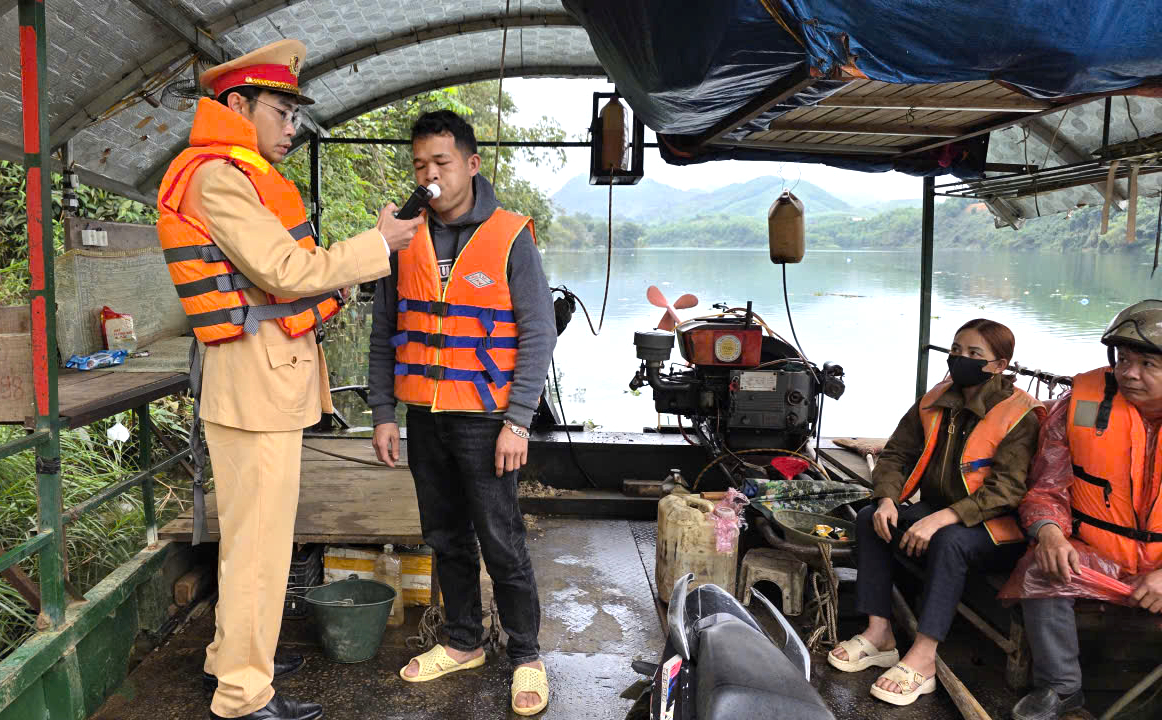 Tuy&ecirc;n Quang: Kiểm so&aacute;t chặt bến b&atilde;i v&agrave; tuyến du lịch đường thủy trước cao điểm mưa lũ- Ảnh 2.