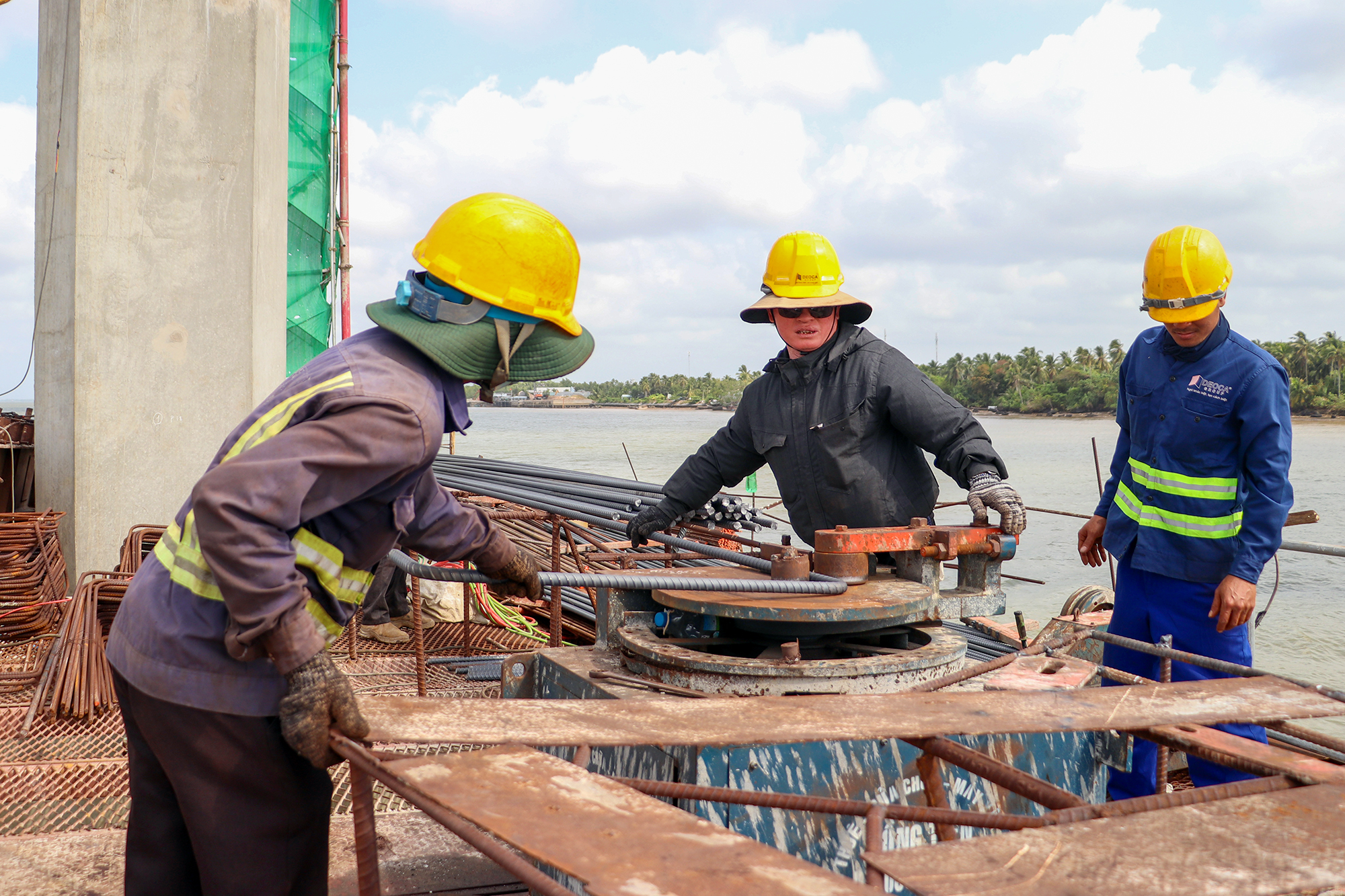 Cầu Đại Ng&atilde;i tăng tốc thi c&ocirc;ng, sớm nối liền đ&ocirc;i bờ s&ocirc;ng Hậu- Ảnh 2.