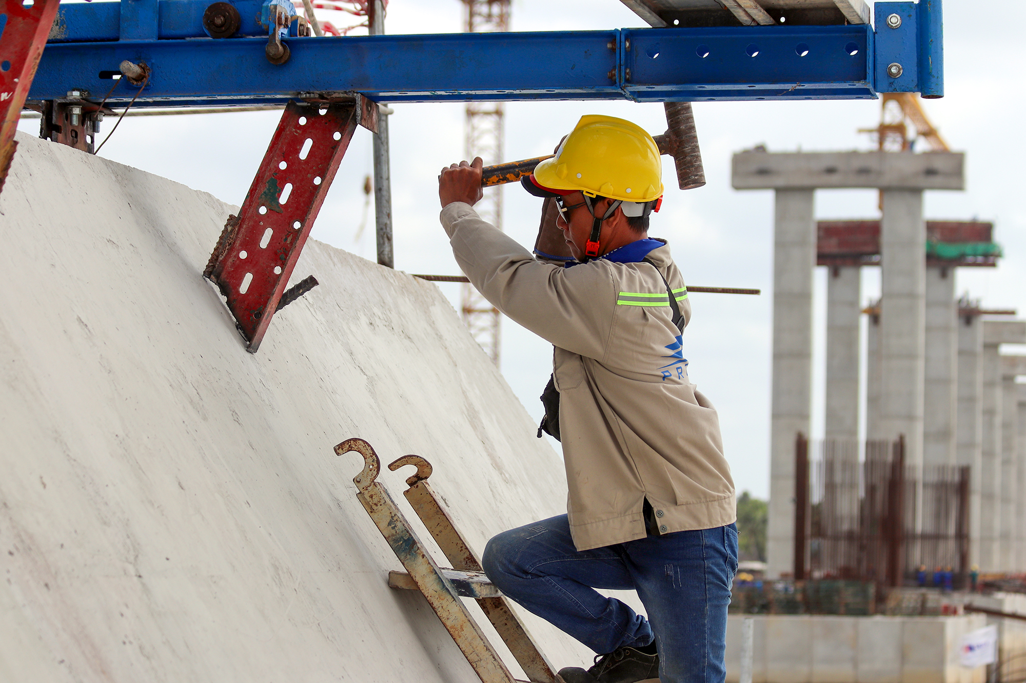 Cầu Đại Ng&atilde;i tăng tốc thi c&ocirc;ng, sớm nối liền đ&ocirc;i bờ s&ocirc;ng Hậu- Ảnh 5.