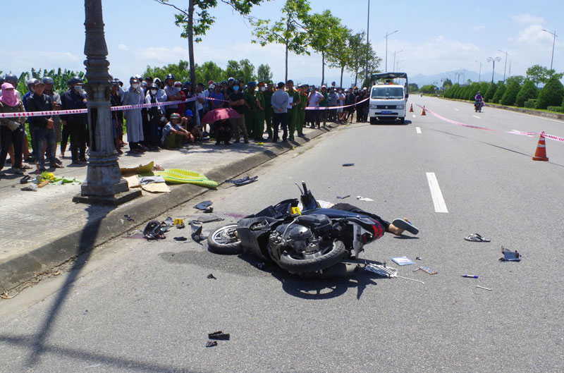 Hiện trường vụ tai nạn nghi&ecirc;m trọng l&agrave;m hai người đi xe m&aacute;y tử vong.