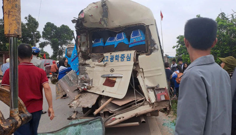 Sau c&uacute; va chạm, phần đu&ocirc;i xe &ocirc; t&ocirc; chở học sinh bị hư hỏng nặng - Ảnh: H&agrave; Thanh.