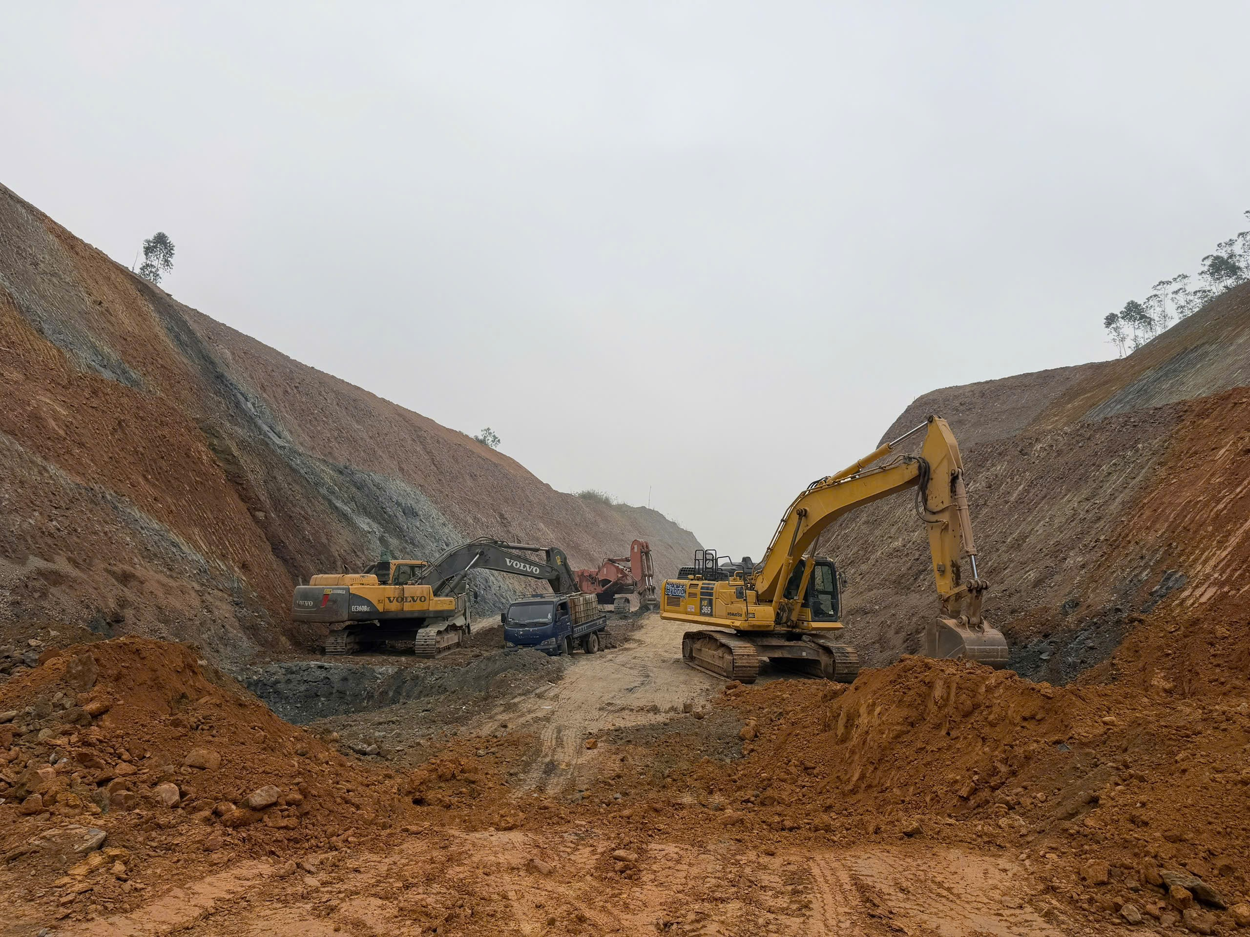 Ph&uacute; Thọ: Tăng tốc thi c&ocirc;ng, ho&agrave;n th&agrave;nh đường giao th&ocirc;ng li&ecirc;n v&ugrave;ng trong th&aacute;ng 6- Ảnh 2.