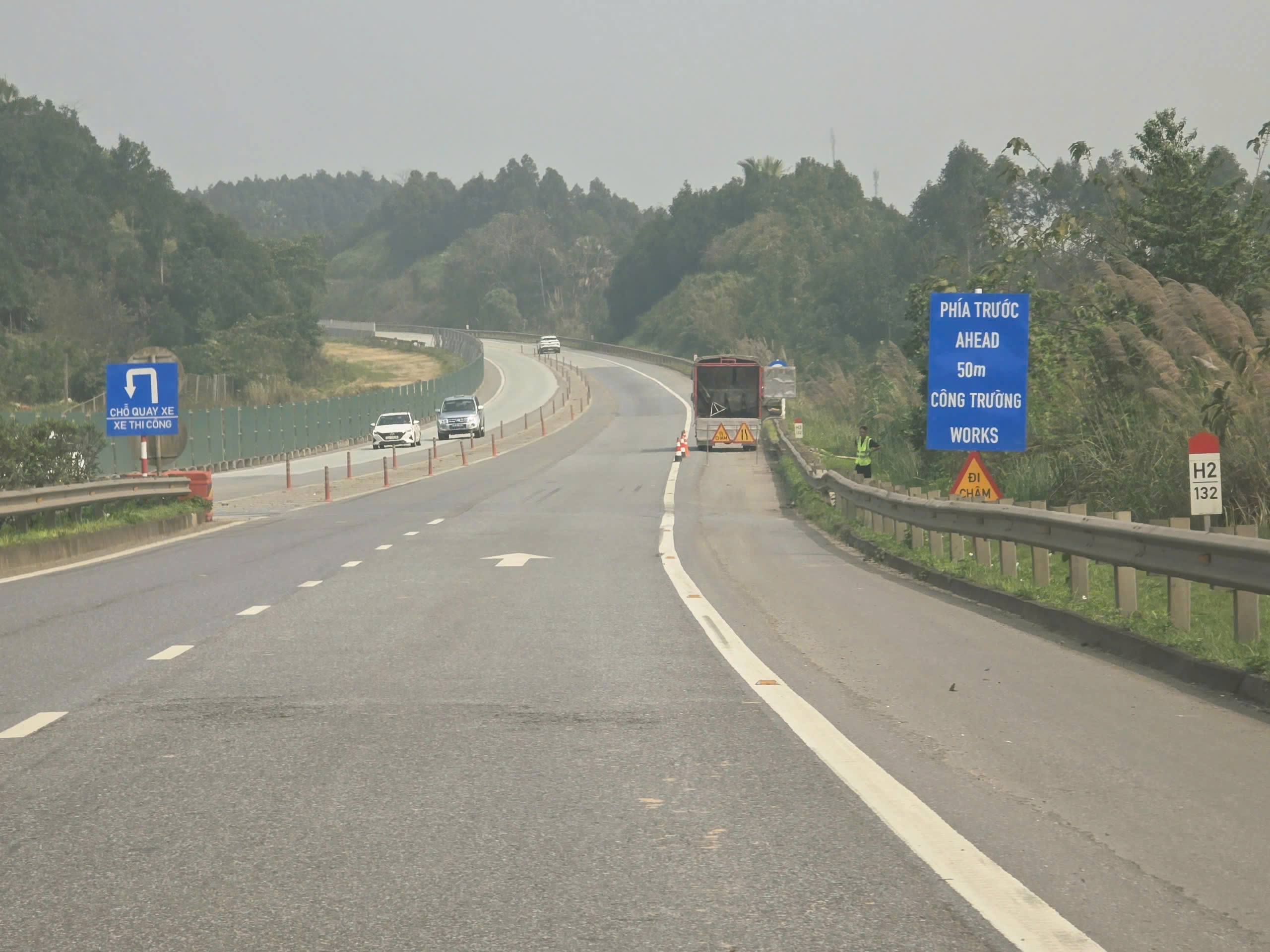 Nhiều giải ph&aacute;p bảo đảm ATGT phục vụ thi c&ocirc;ng mở rộng cao tốc Y&ecirc;n B&aacute;i - L&agrave;o Cai- Ảnh 1.