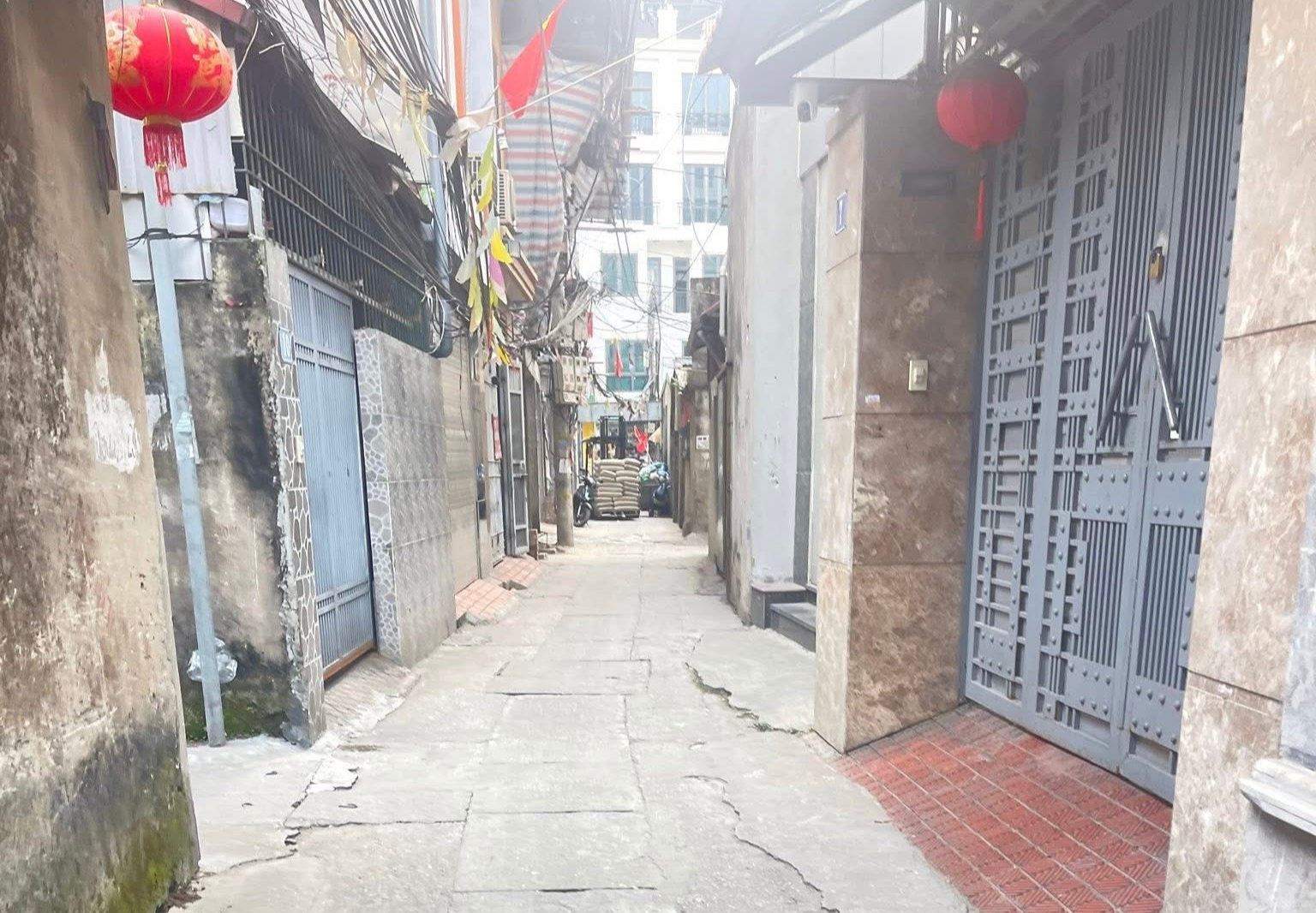 Nhà rao bán giá rẻ hơn thị trường, người mua có nên xuống tiền?- Ảnh 2.