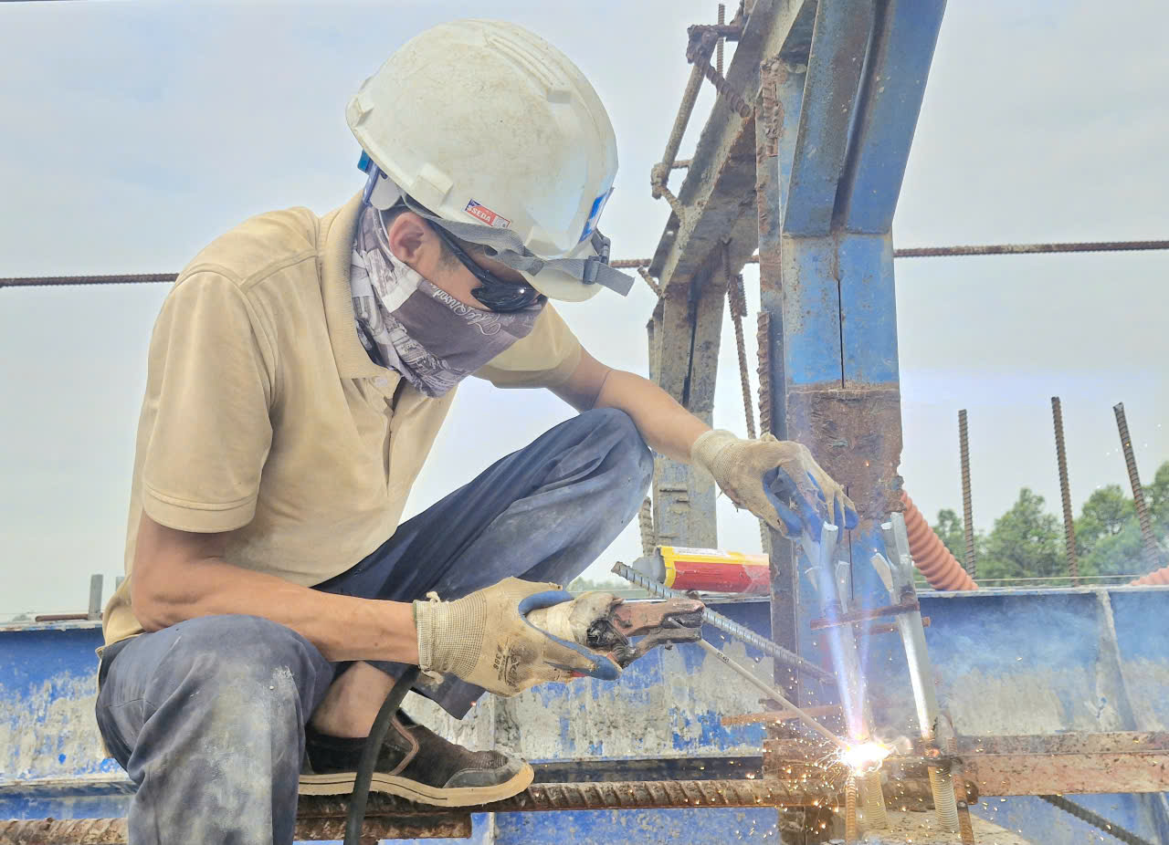 Cận cảnh cầu Cẩm L&yacute; sắp ho&agrave;n th&agrave;nh, gi&uacute;p t&aacute;ch đường bộ với đường sắt tại Bắc Ninh- Ảnh 13.