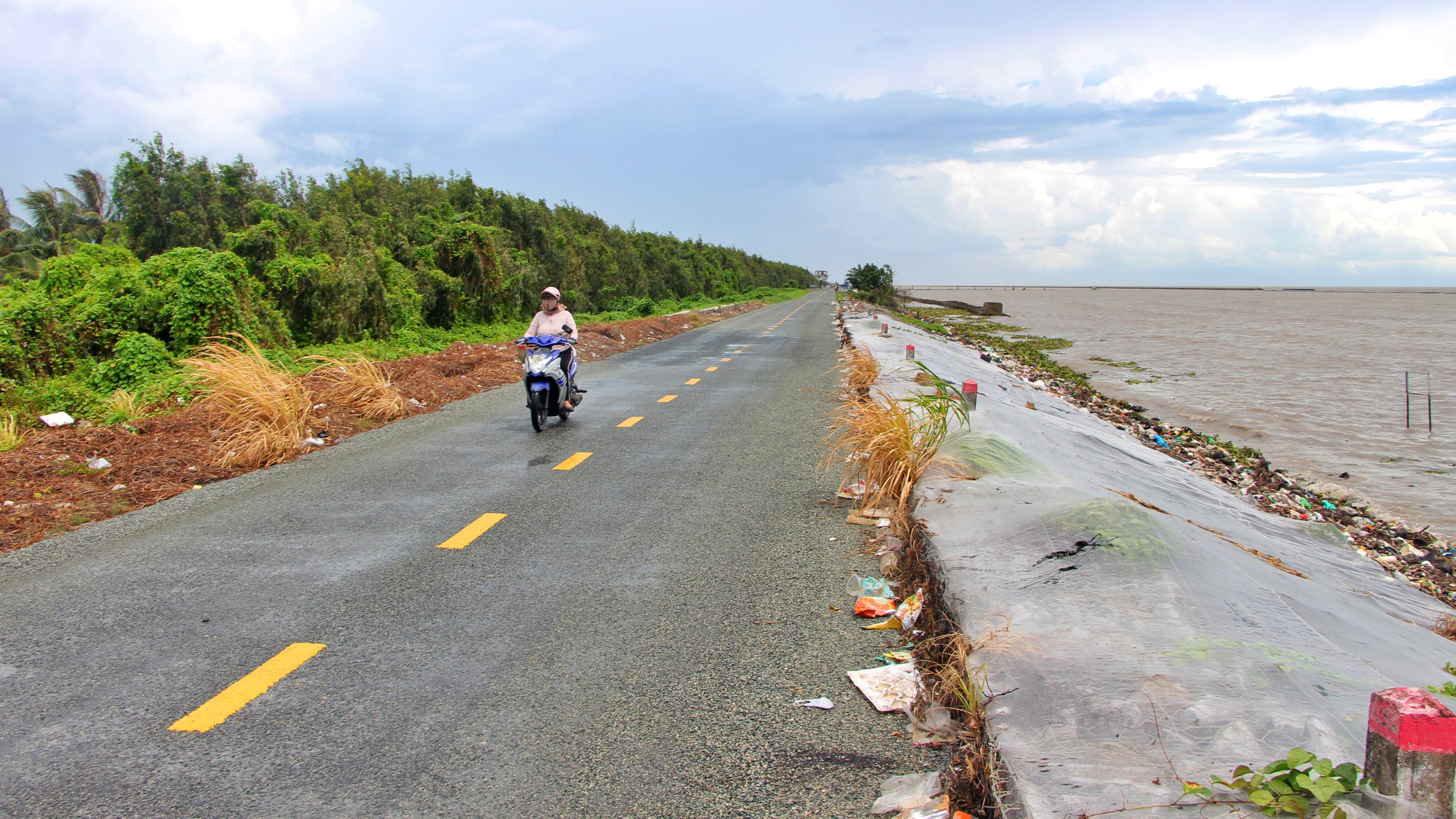 Cà Mau: Giảm tải trọng xe lưu thông trên tuyến đê biển Tây- Ảnh 2. Cà Mau: Giảm tải trọng xe lưu thông trên tuyến đê biển Tây- Ảnh 2.