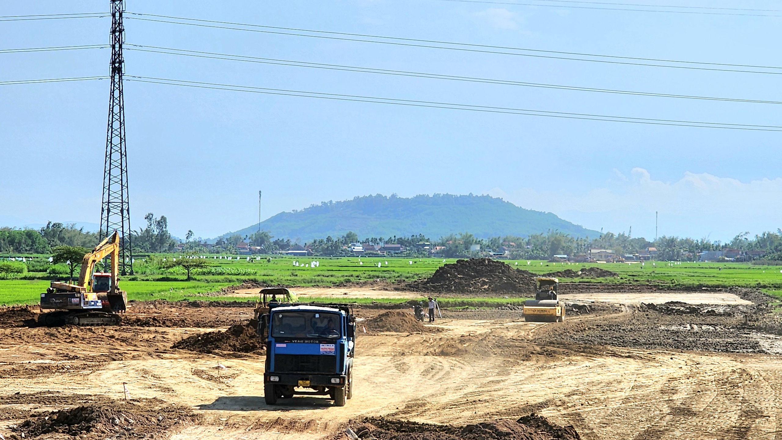 Quảng Ng&atilde;i: Mặt bằng x&ocirc;i đỗ, dự &aacute;n đường 3.500 tỷ triển khai &igrave; ạch- Ảnh 1.