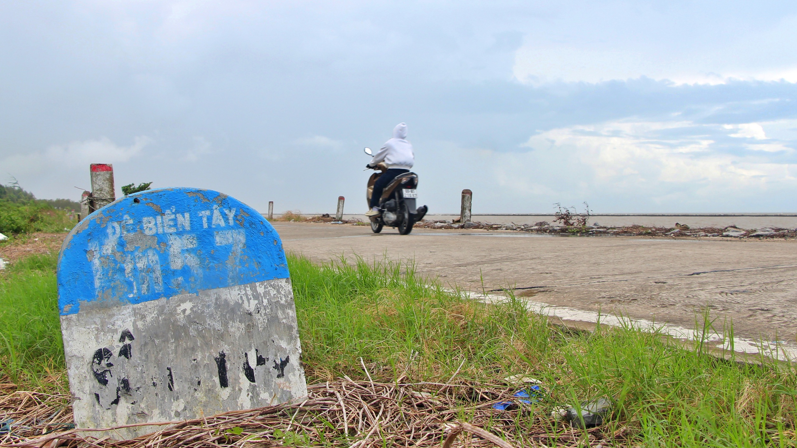 Cà Mau: Giảm tải trọng xe lưu thông trên tuyến đê biển Tây- Ảnh 1. Cà Mau: Giảm tải trọng xe lưu thông trên tuyến đê biển Tây- Ảnh 1.