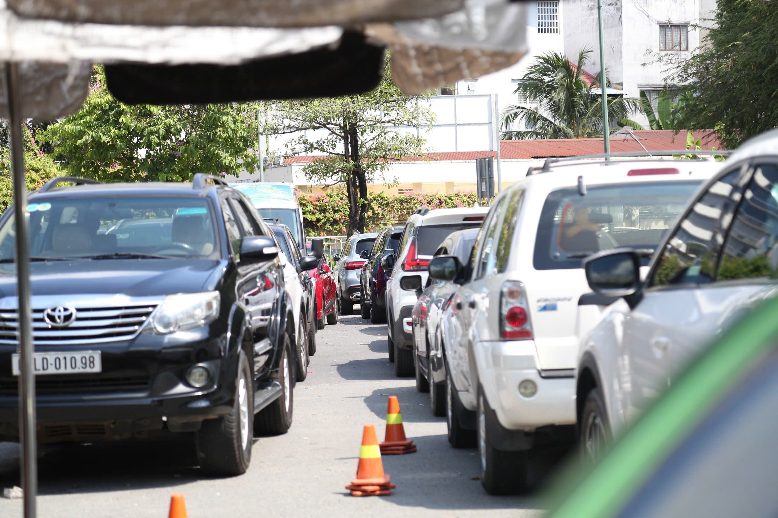 TP.HCM: Ng&agrave;y đầu cấp đăng kiểm điện tử, hệ thống qu&aacute; tải, hồ sơ xử l&yacute; chậm- Ảnh 1.