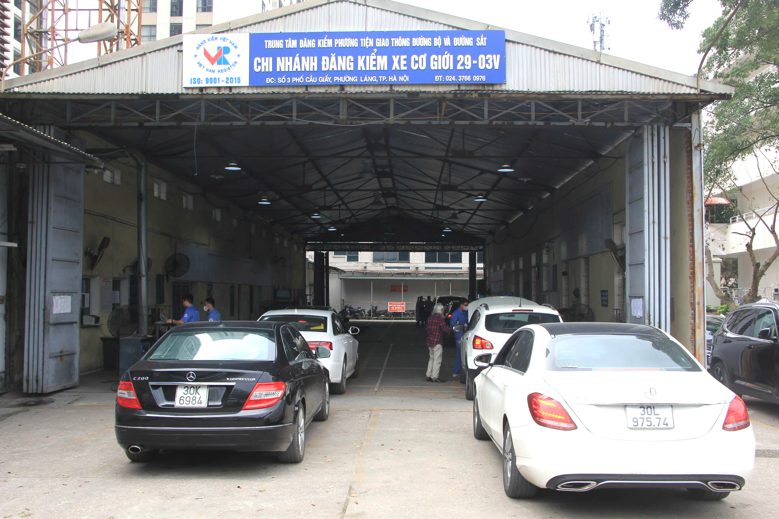 Ng&agrave;y đầu kiểm định kh&iacute; thải theo quy tr&igrave;nh mới: Chủ xe phấn khởi, nhiều xe đạt chuẩn cao- Ảnh 1.