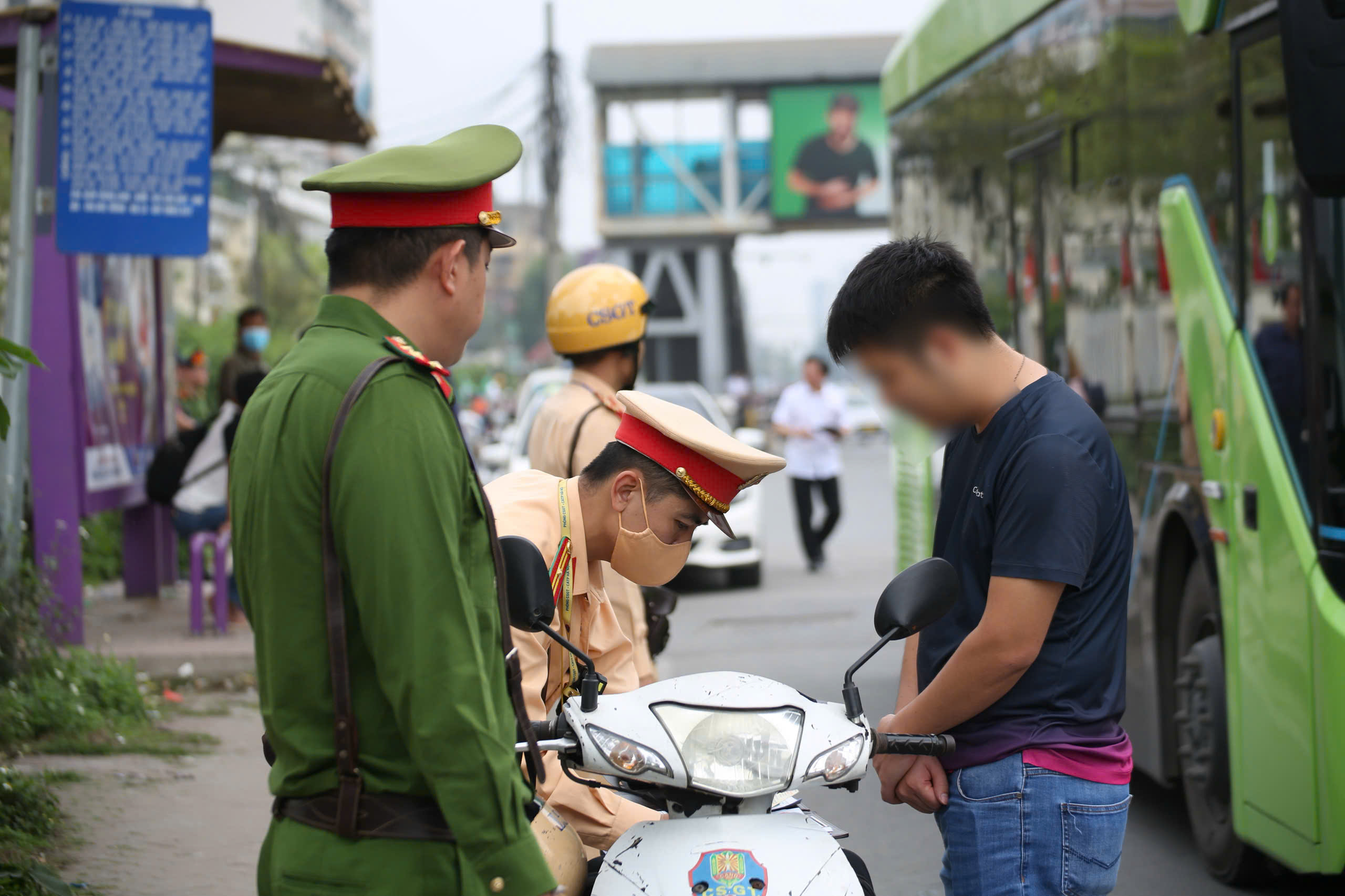 H&agrave; Nội: Gi&aacute;m s&aacute;t ng&agrave;y đ&ecirc;m bằng camera AI, dẹp cảnh lộn xộn trước cổng Bệnh viện Bạch Mai- Ảnh 1.