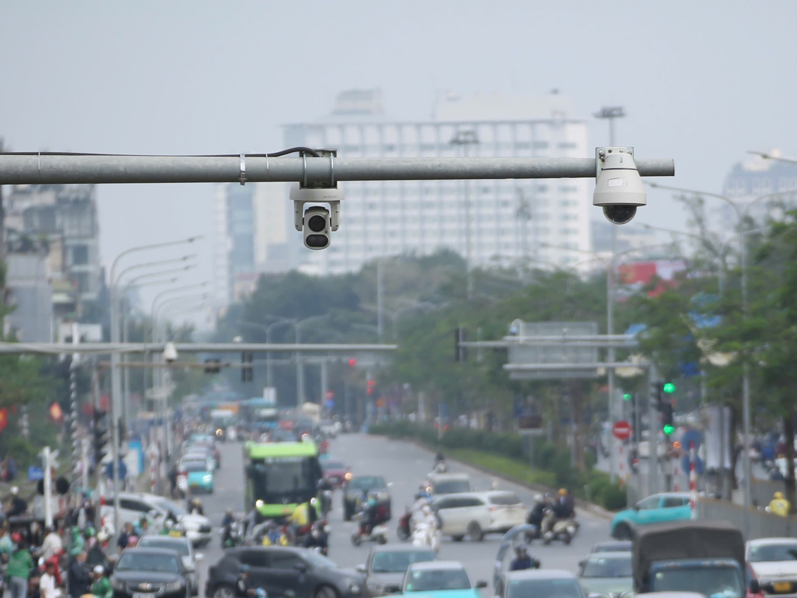 H&agrave; Nội: Gi&aacute;m s&aacute;t ng&agrave;y đ&ecirc;m bằng camera AI, dẹp cảnh lộn xộn trước cổng Bệnh viện Bạch Mai- Ảnh 3.