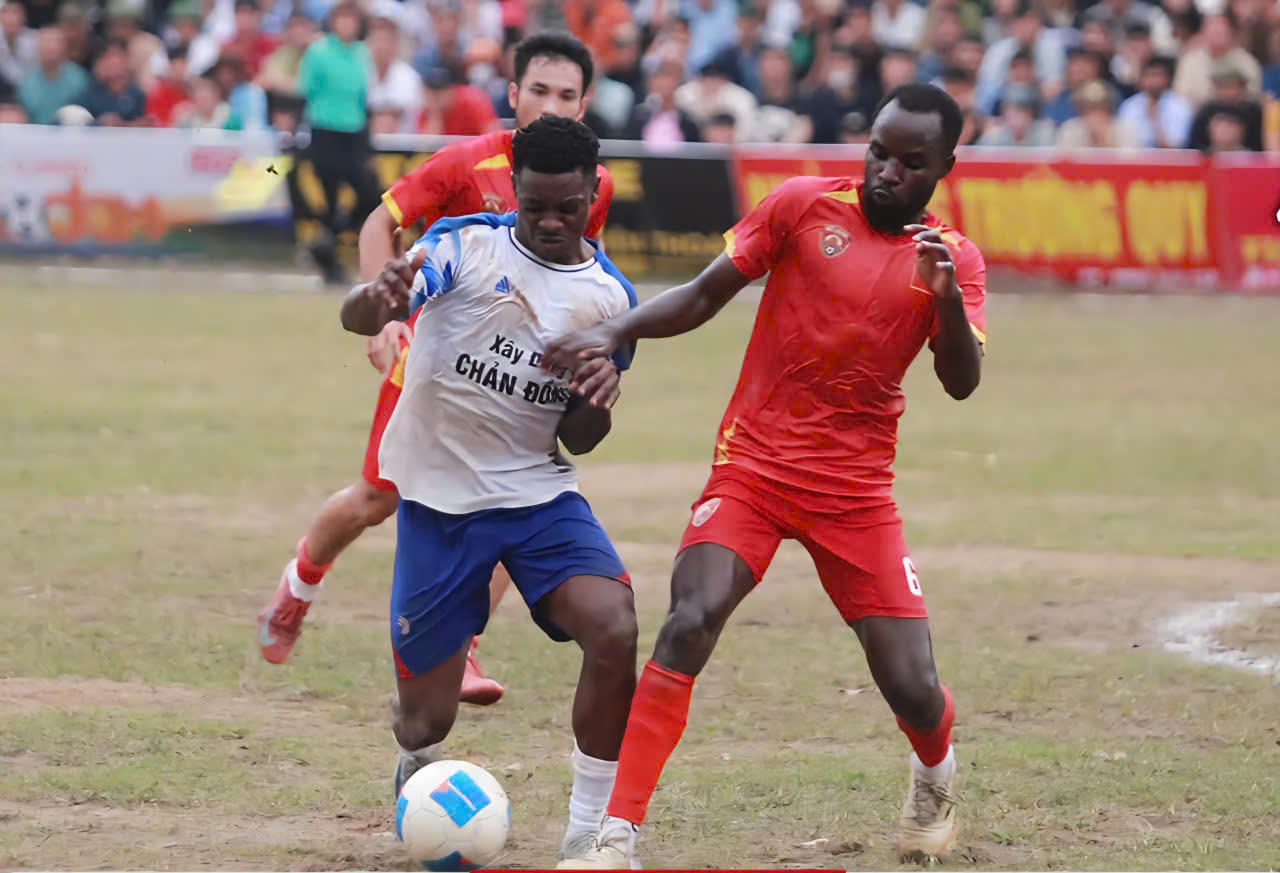 Bắc Ninh: Ch&iacute;nh quyền x&atilde; n&oacute;i g&igrave; về giải b&oacute;ng đ&aacute; hội l&agrave;ng c&oacute; nhiều cầu thủ nước ngo&agrave;i?- Ảnh 1.