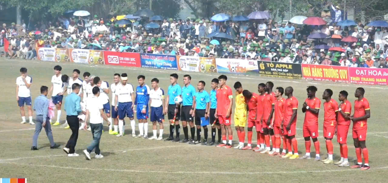 Bắc Ninh: Ch&iacute;nh quyền x&atilde; n&oacute;i g&igrave; về giải b&oacute;ng đ&aacute; hội l&agrave;ng c&oacute; nhiều cầu thủ nước ngo&agrave;i?- Ảnh 3.