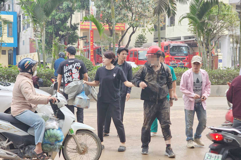 H&agrave; Nội: CSGT xử l&yacute; h&agrave;ng chục xe tải l&agrave;m rơi b&ugrave;n đất xuống đường, g&acirc;y mất an to&agrave;n- Ảnh 4.