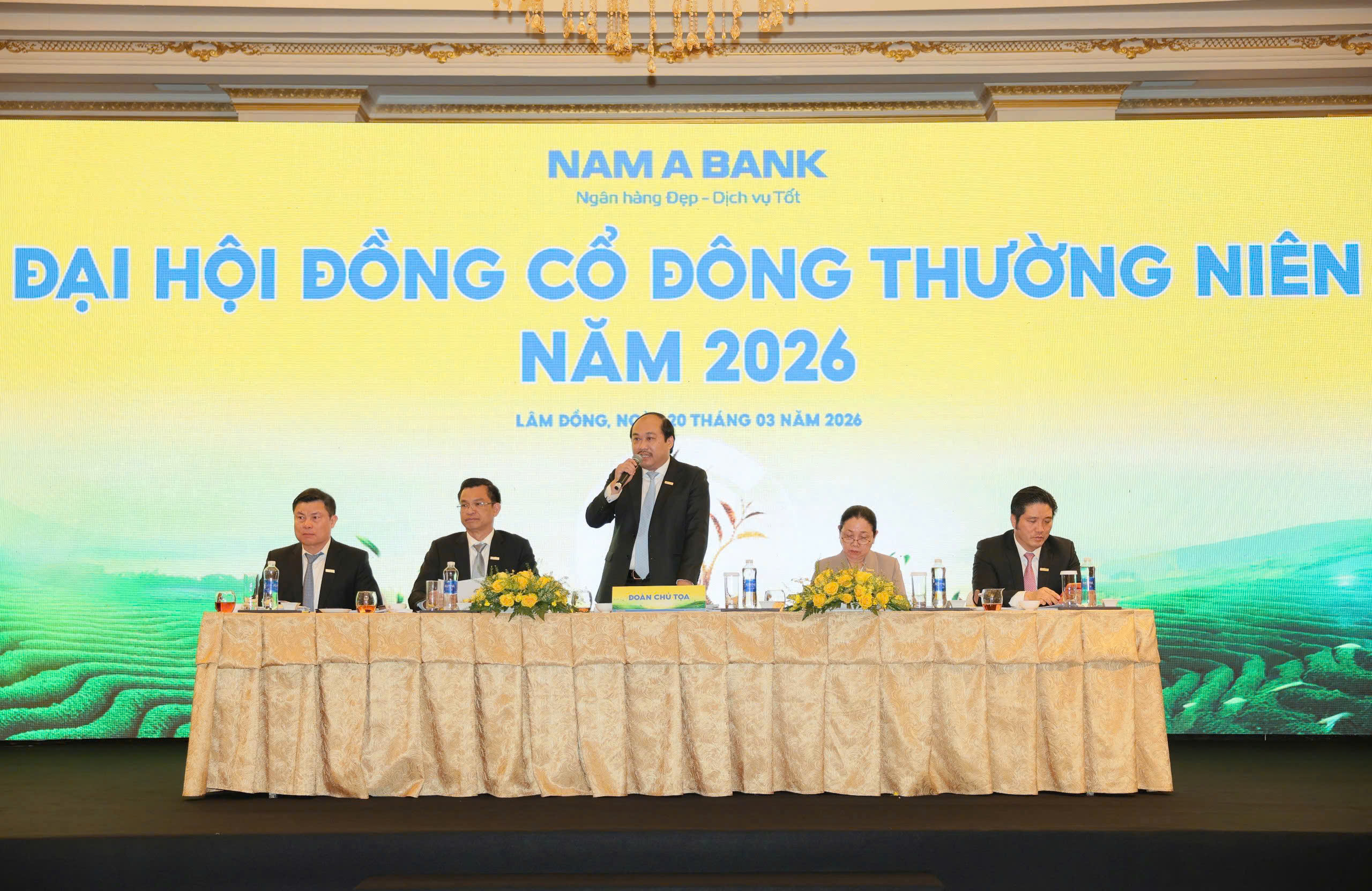 Nam A Bank tổ chức th&agrave;nh c&ocirc;ng ĐHĐCĐ 2026: Sẵn s&agrave;ng cho kỷ nguy&ecirc;n tăng trưởng mới- Ảnh 1.