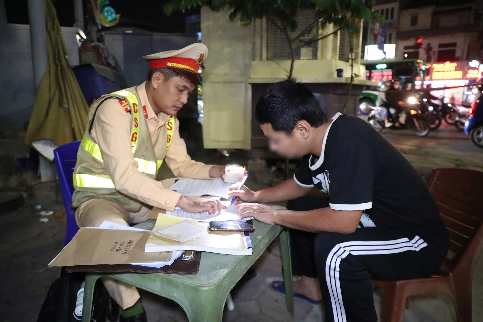 H&agrave; Nội: CSGT xử l&yacute; h&agrave;ng chục xe tải l&agrave;m rơi b&ugrave;n đất xuống đường, g&acirc;y mất an to&agrave;n- Ảnh 3.