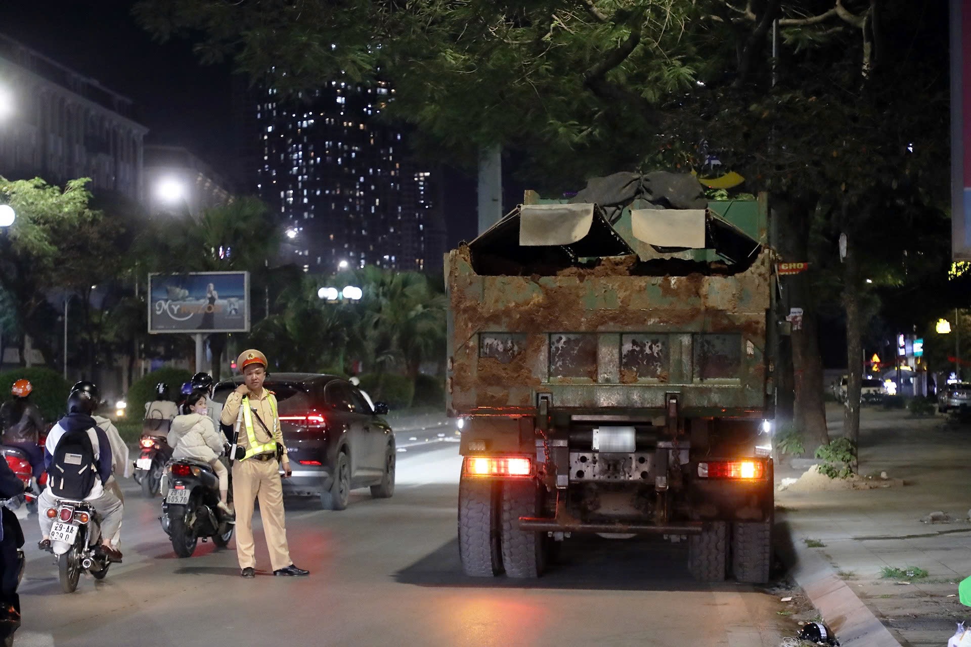 H&agrave; Nội: CSGT xử l&yacute; h&agrave;ng chục xe tải l&agrave;m rơi b&ugrave;n đất xuống đường, g&acirc;y mất an to&agrave;n- Ảnh 2.